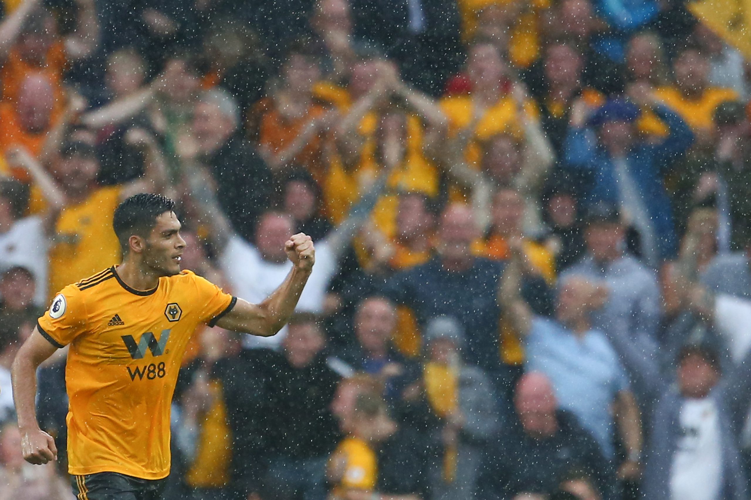Premier League: ‘Wolves’ somam terceira vitória seguida e sobem ao sétimo lugar