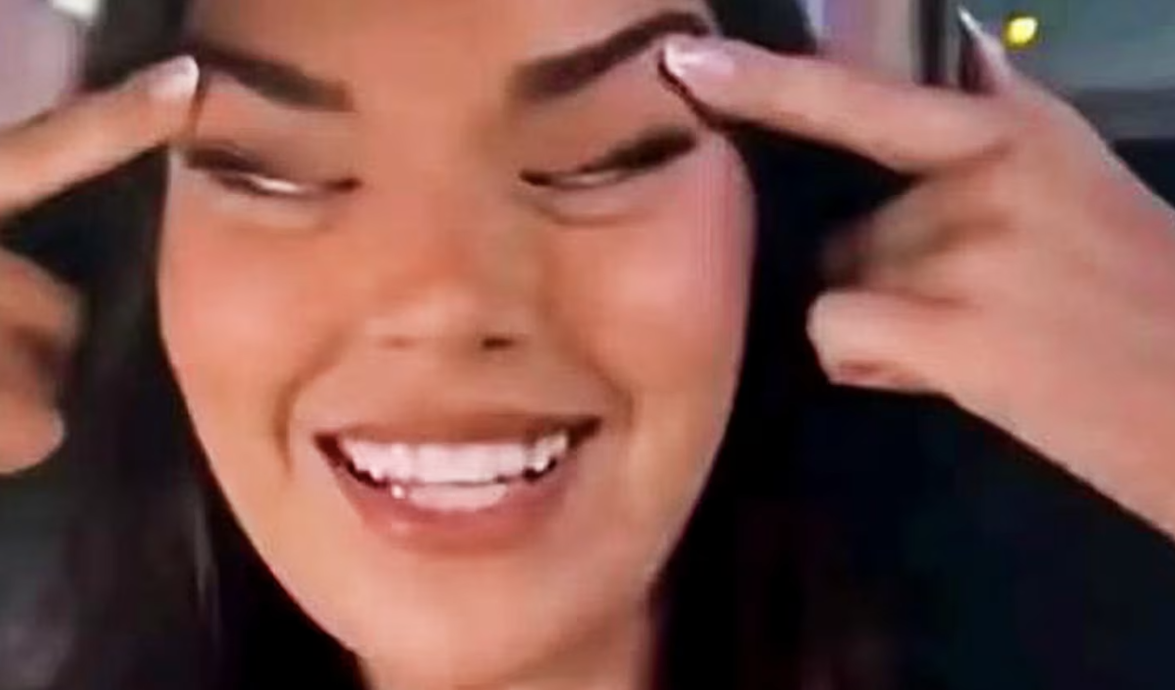 Miss Finlândia perde coroa após gesto considerado racista