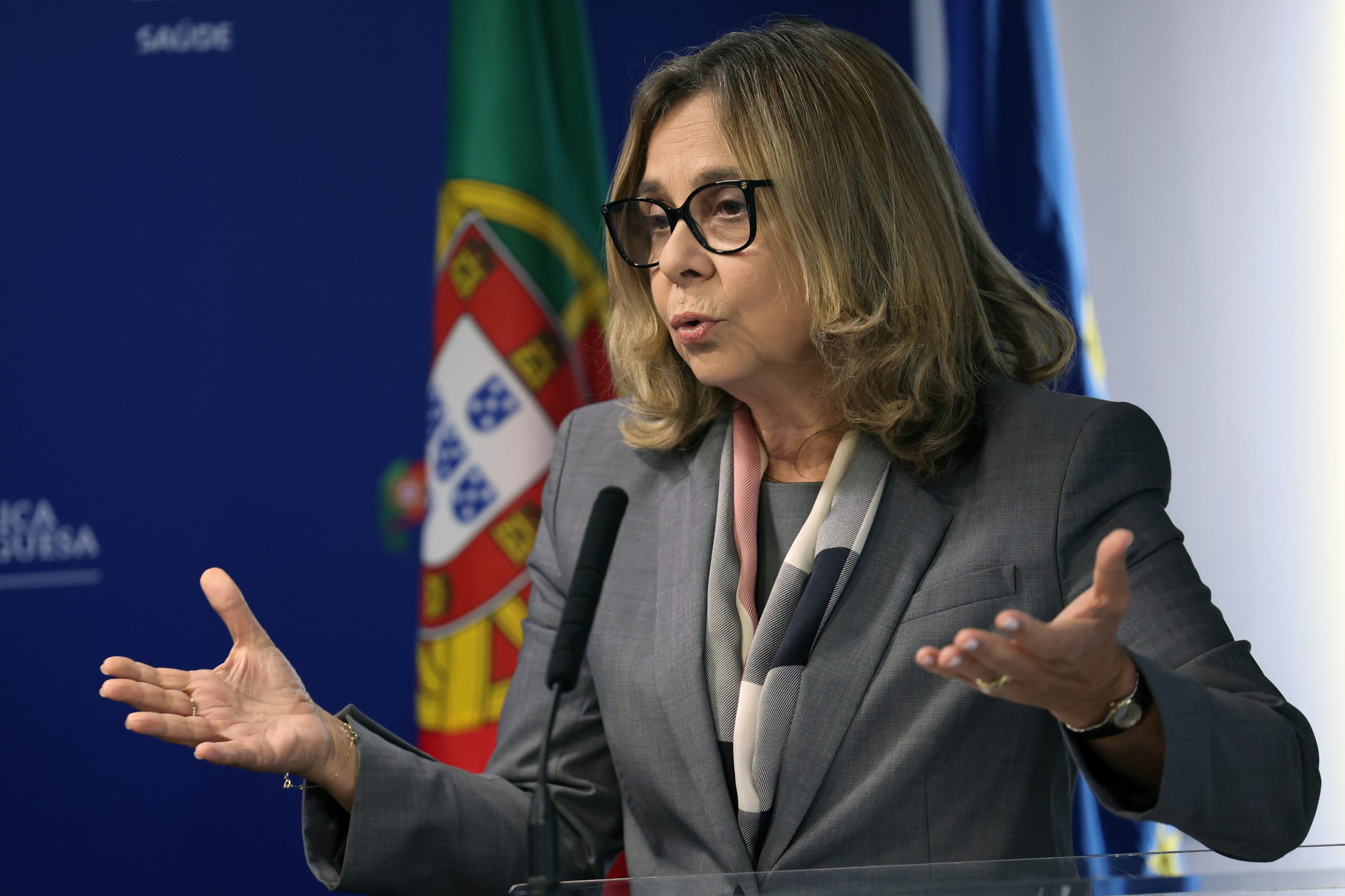 Ministra da Saúde deverá ser confrontada no parlamento sobre atrasos registados na linha 112