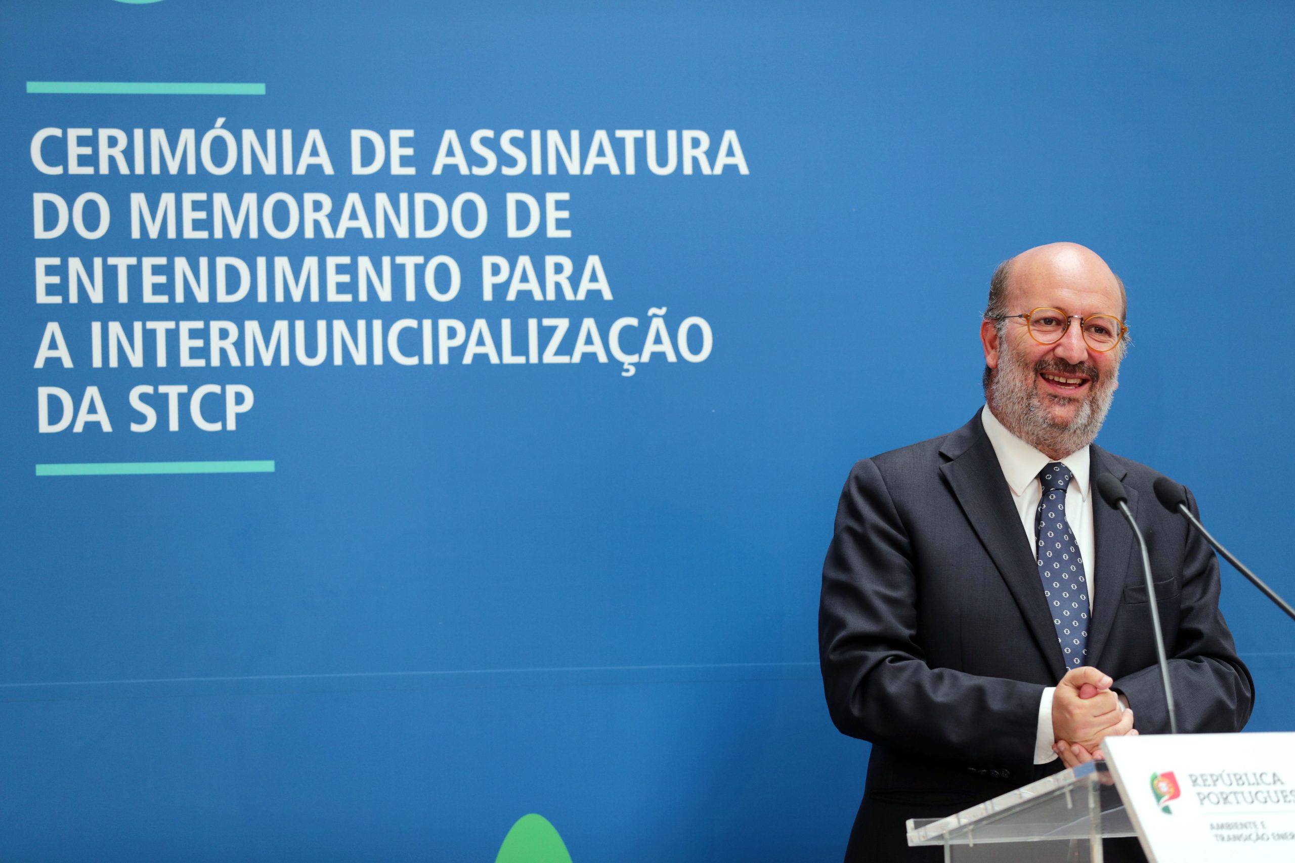 Gestão da STCP pelas autarquias é um “passo corajoso”, afirma o ministro do Ambiente