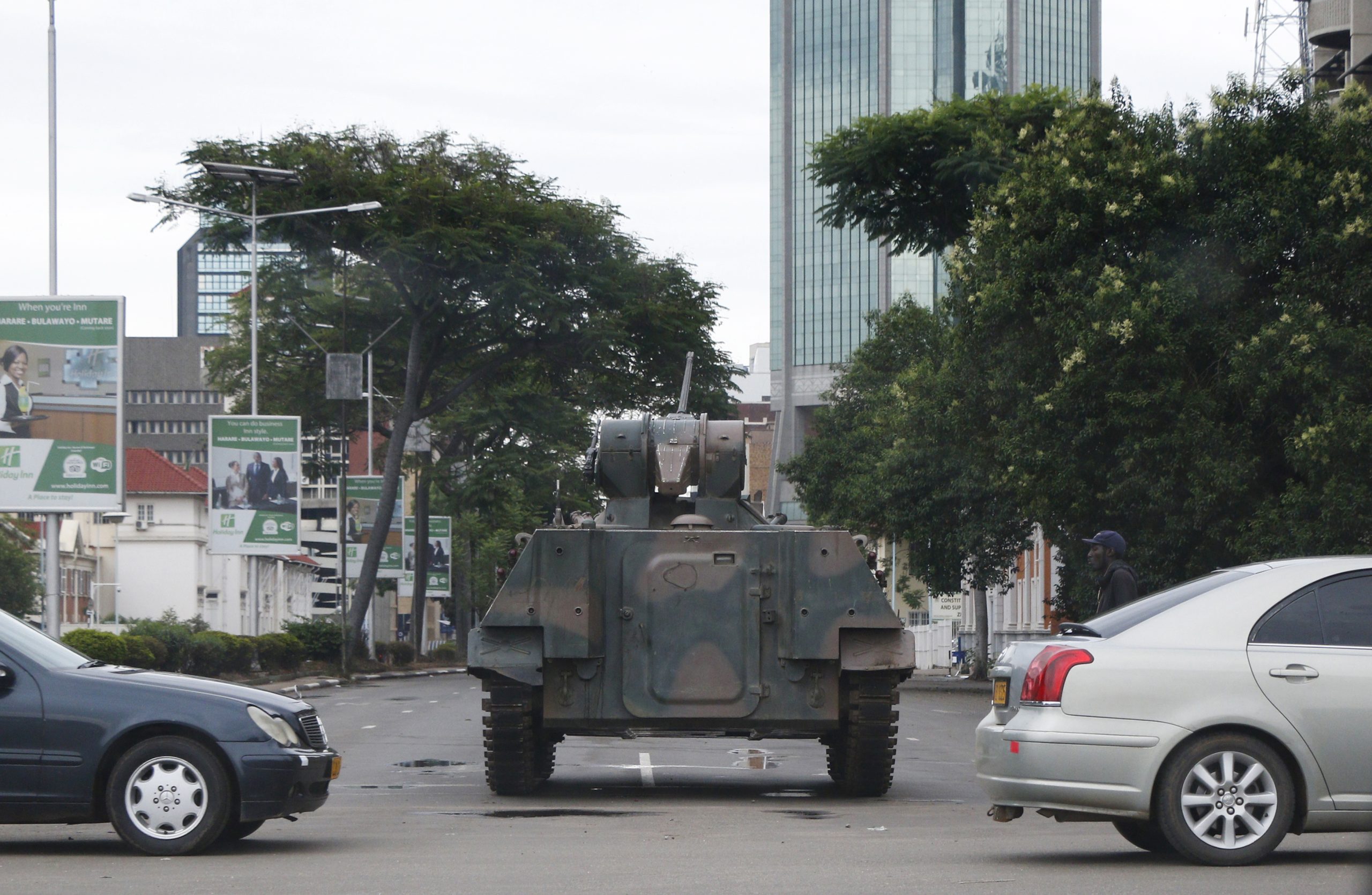Zimbabué: Exército tem Mugabe e a mulher sob custódia e controla a capital