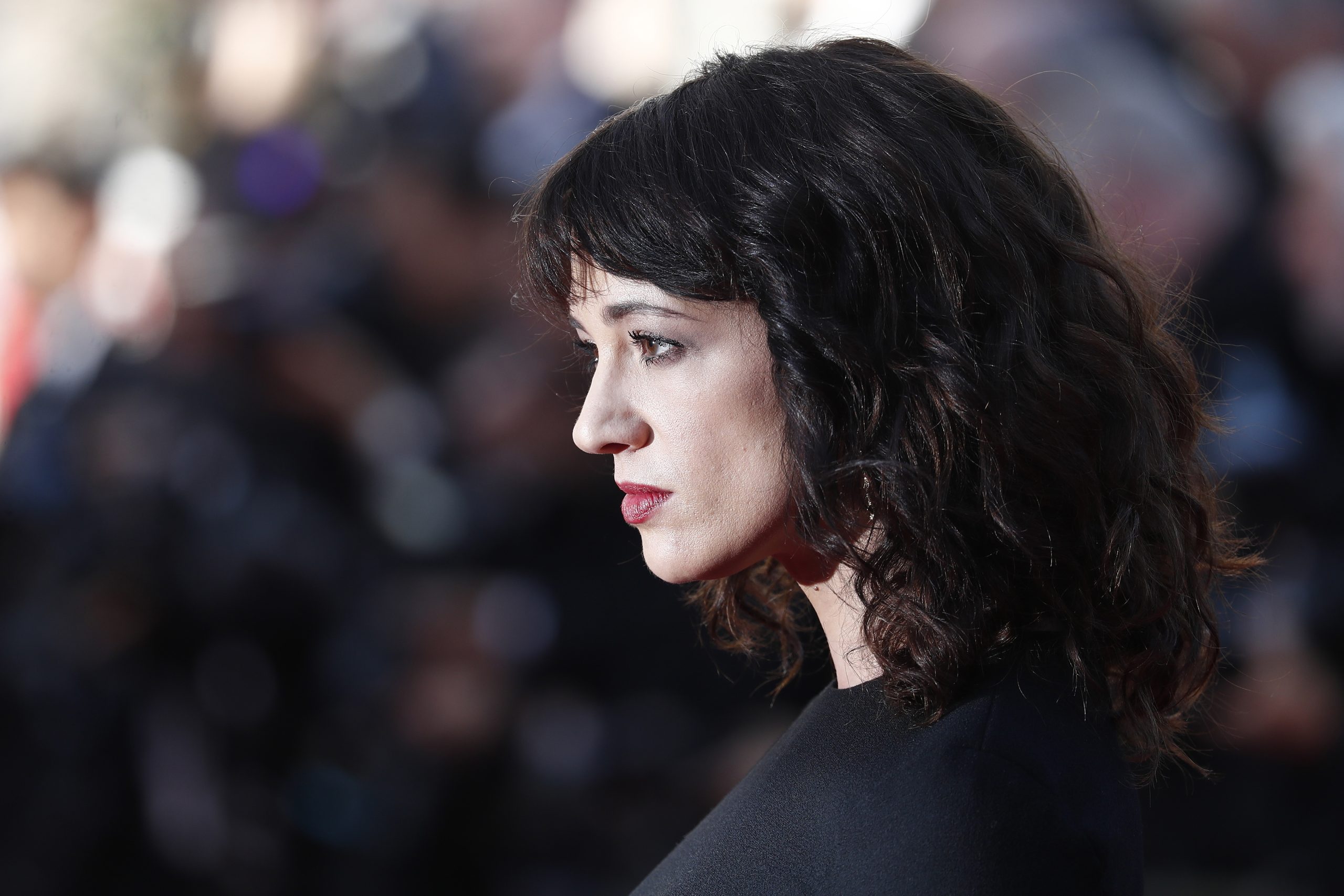 Voz do #MeToo Asia Argento acusada de agressão sexual por jovem ator