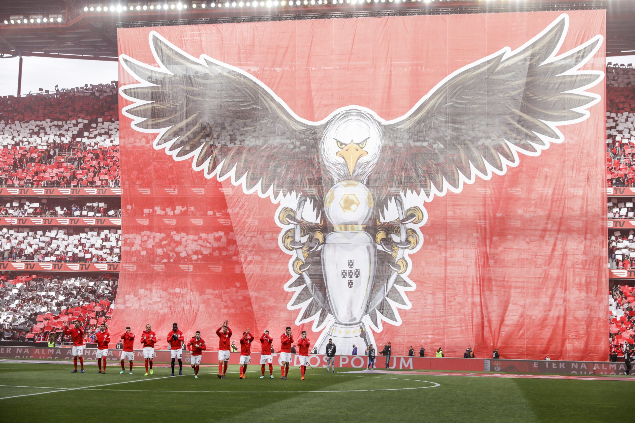 Benfica procura isolar-se no comando provisório da Liga
