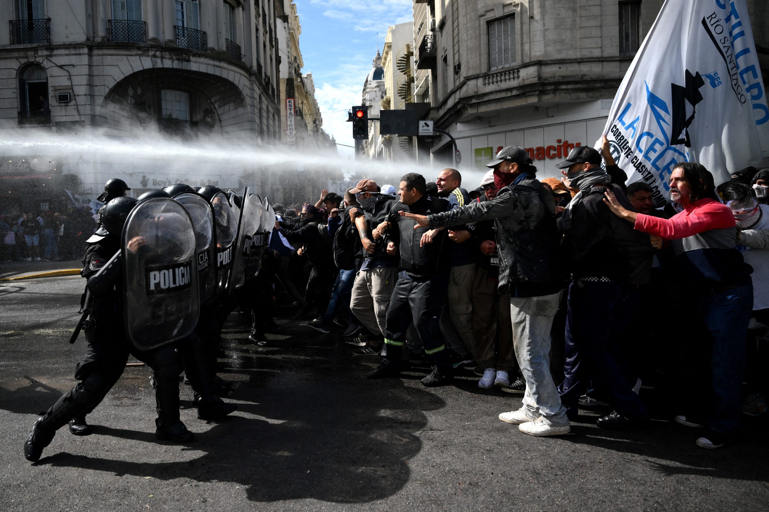 Dez detidos e vários feridos em protestos contra ajuste fiscal na Argentina