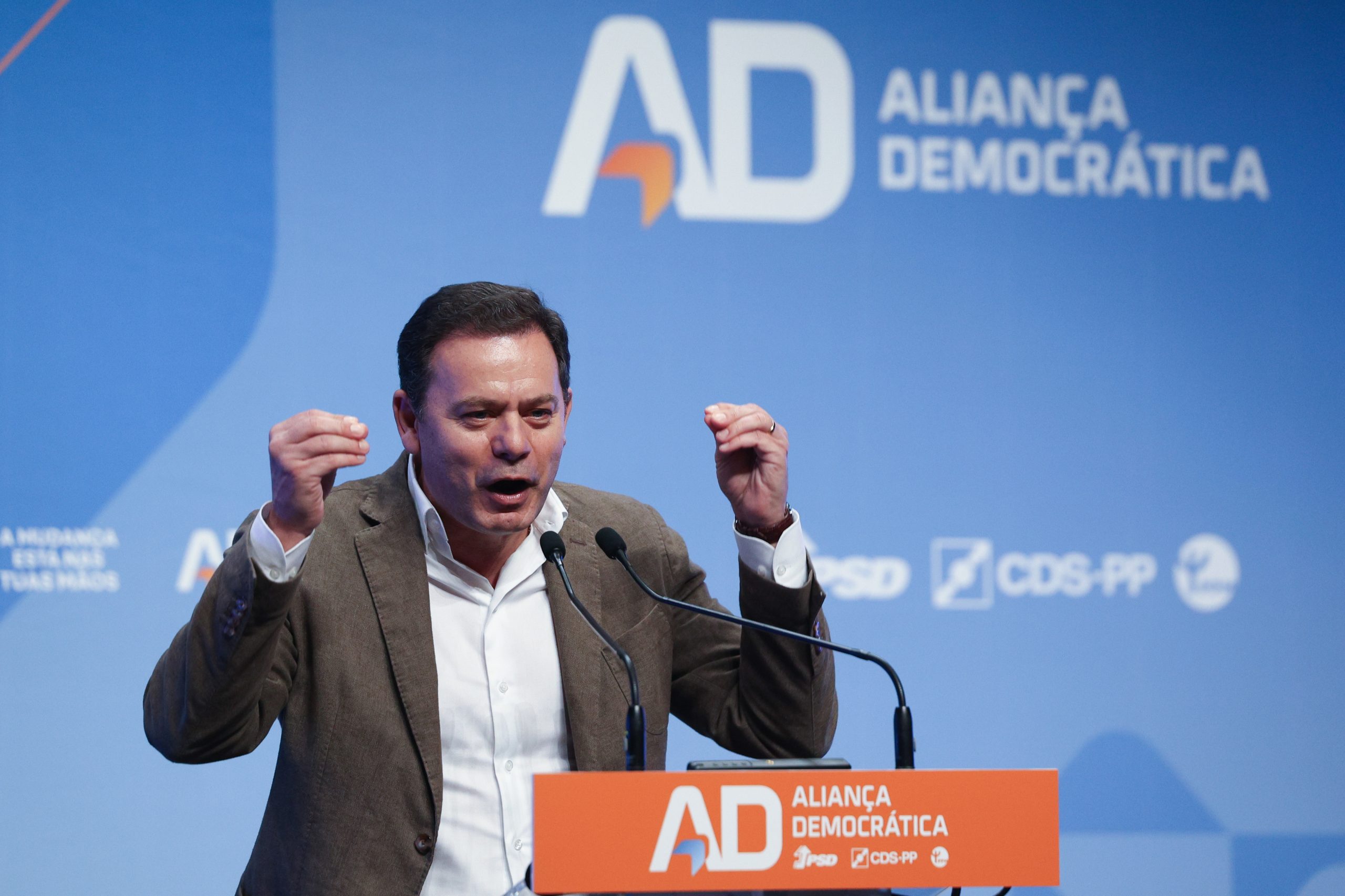 Para Luís Montenegro “se há assunto que vai resolver-se com o tempo é a minha experiência governativa”