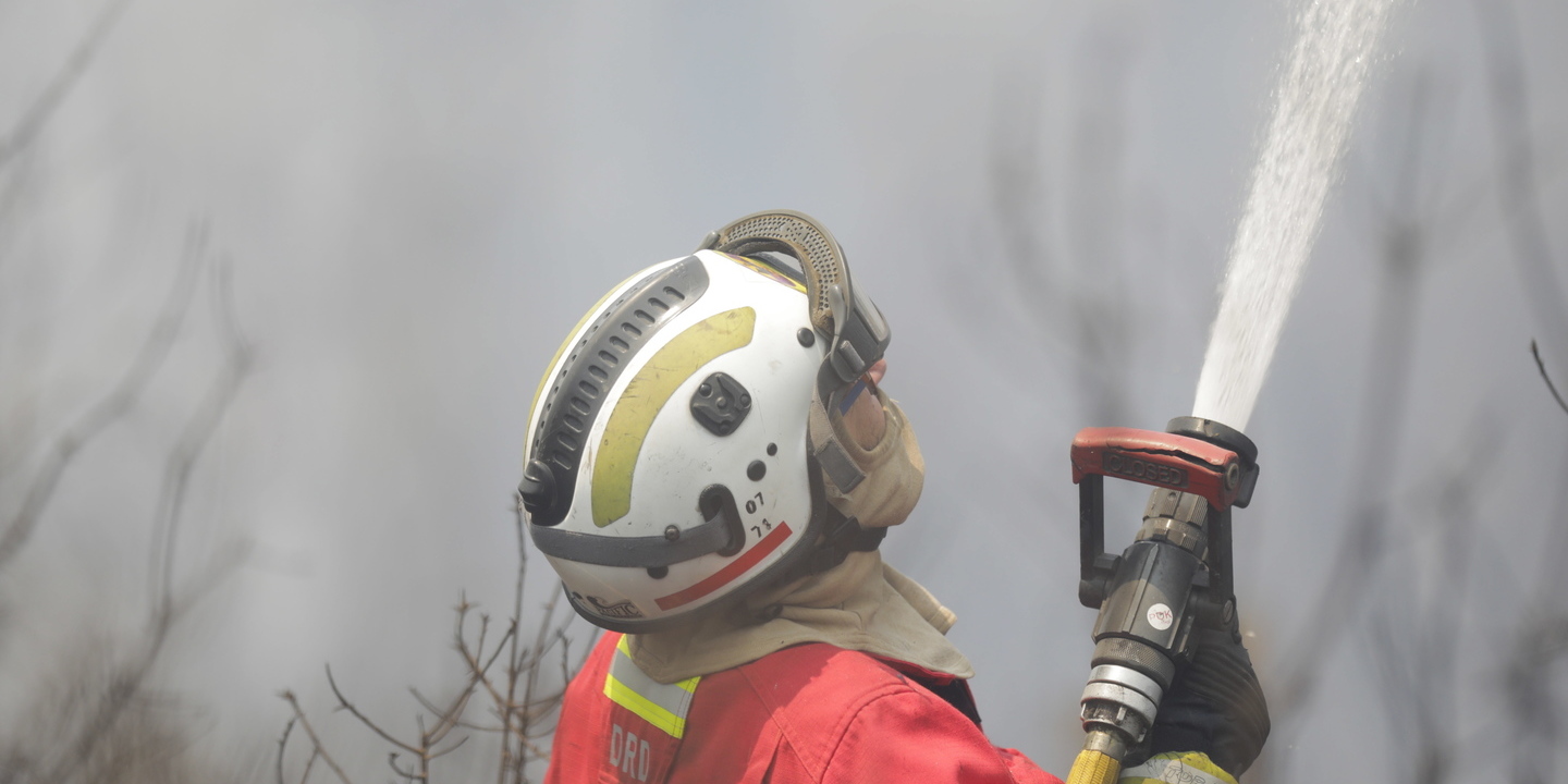 Incêndio em Águeda mobiliza 100 operacionais apoiados por helicóptero