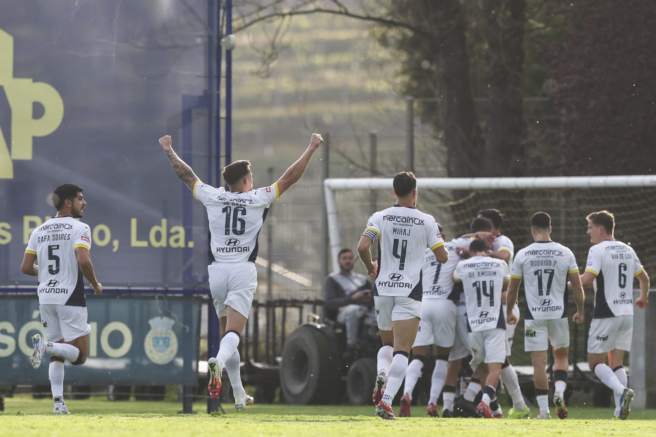 Famalicão vence na visita a Arouca em jogo com três grandes penalidades