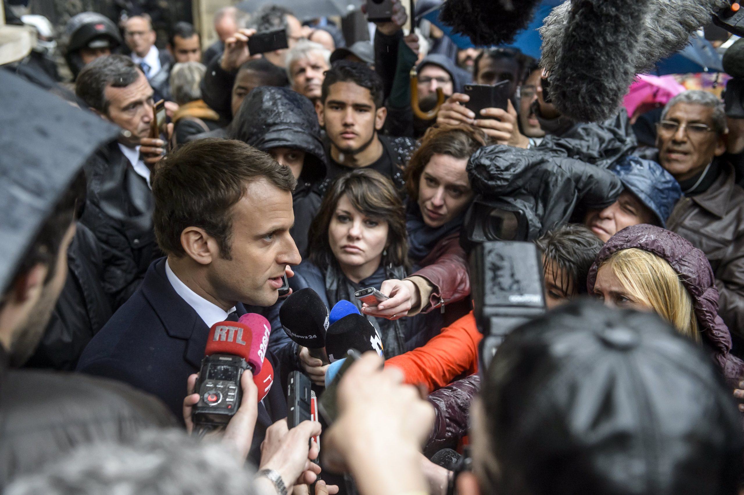 Presidente francês escolhe “a dedo” jornalistas para o acompanhar e motiva carta de protesto da imprensa francesa