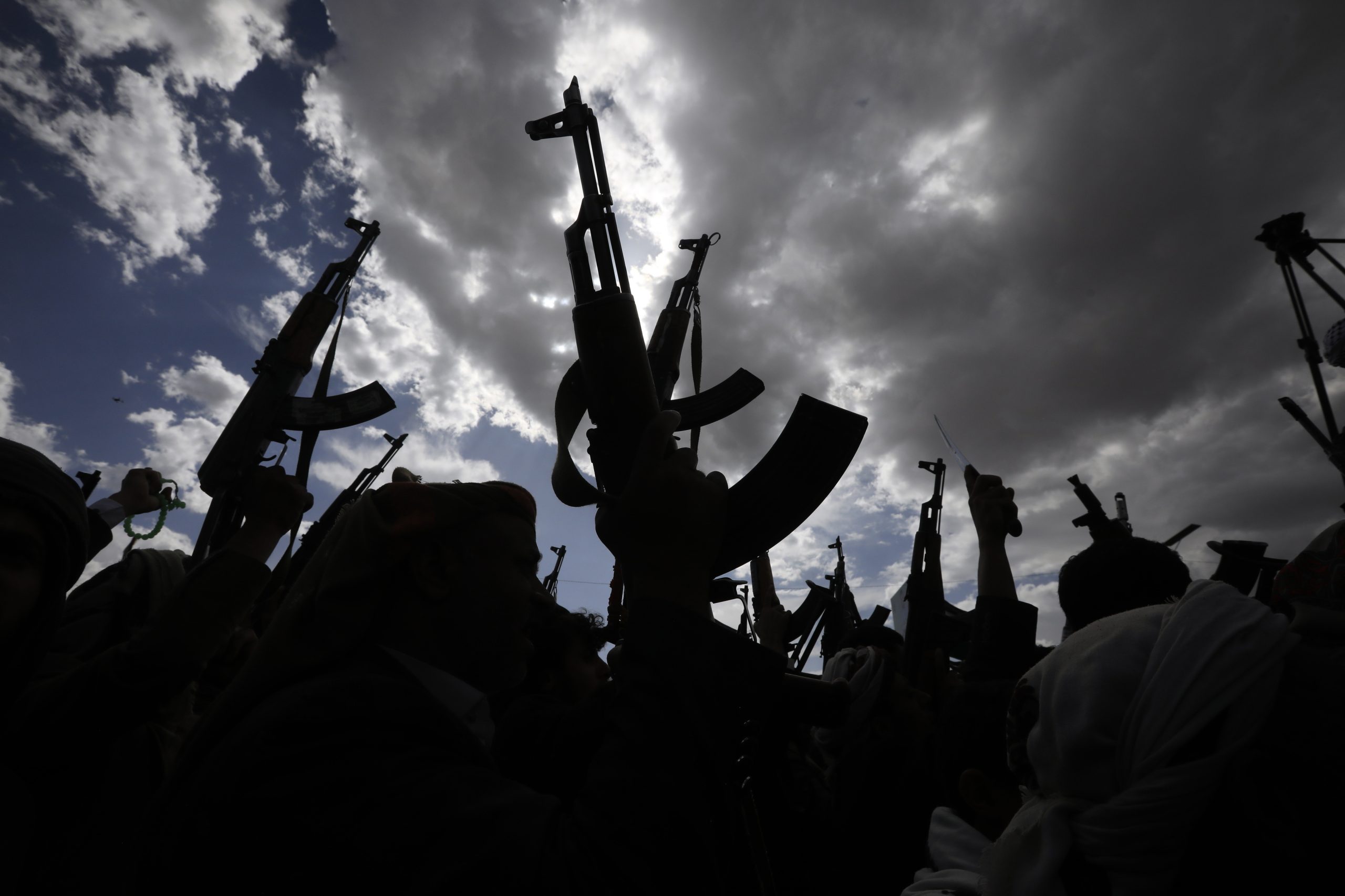 Houthis reivindicam ataque a quatro navios no golfo de Aden
