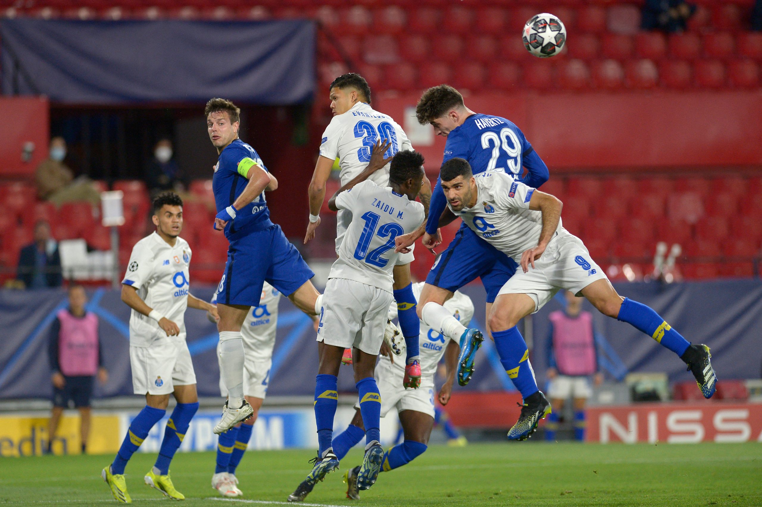 FC Porto cai, mas cai de pé — e com uma resplandecente bicicleta a espelhar aquilo que foi na Champions