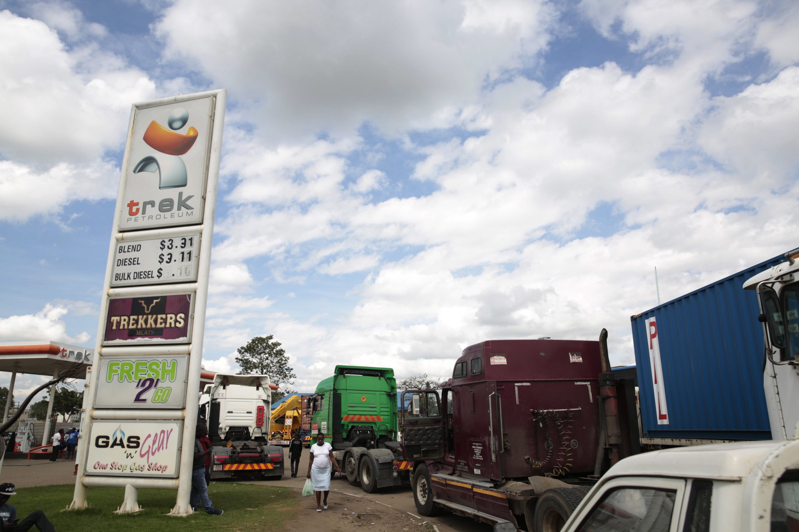 Zimbabué duplica preço dos combustíveis