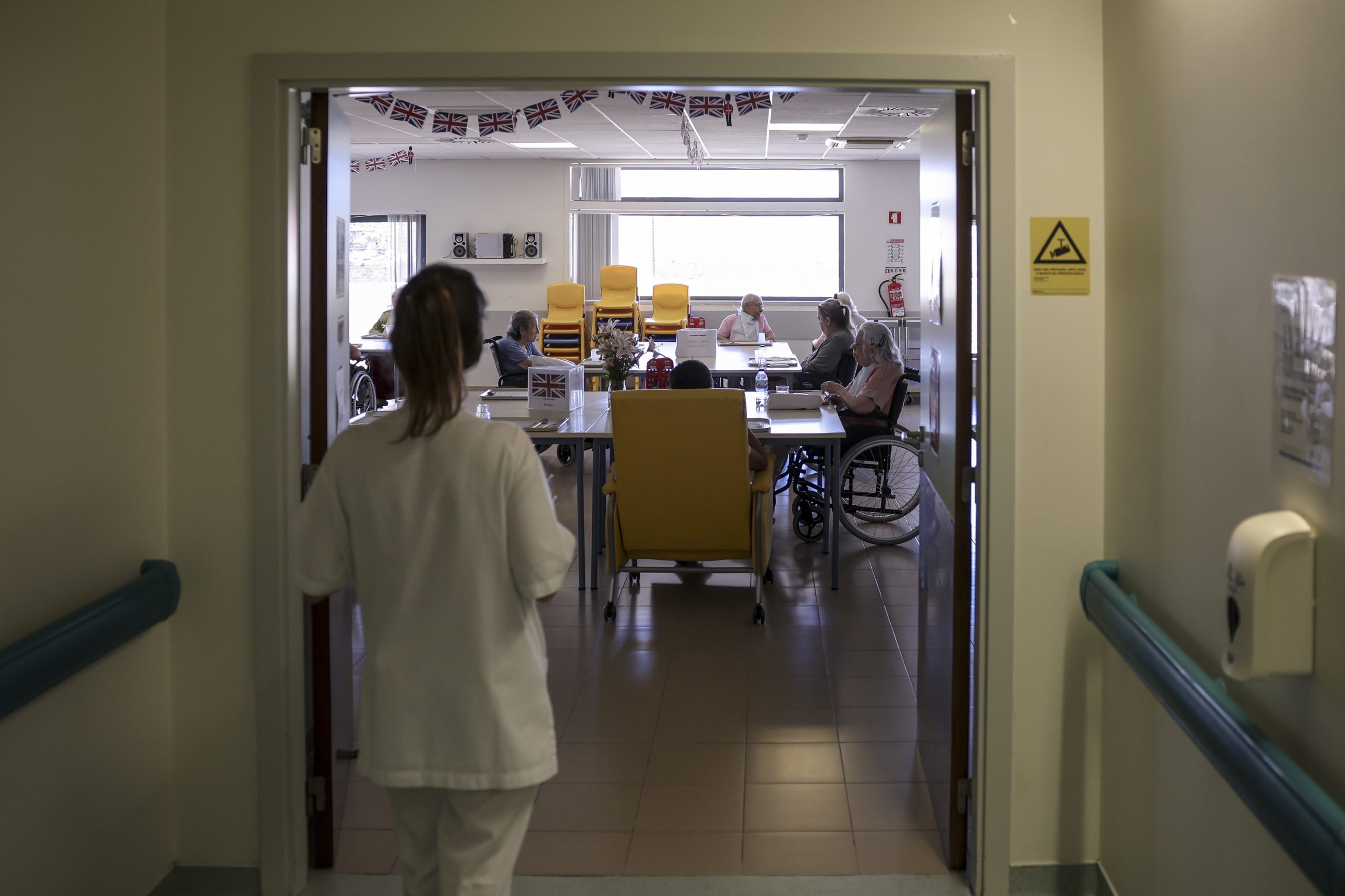 Os profissionais “escondidos” que o Governo não contabiliza. Cuidados continuados não precisam só de médicos e enfermeiros