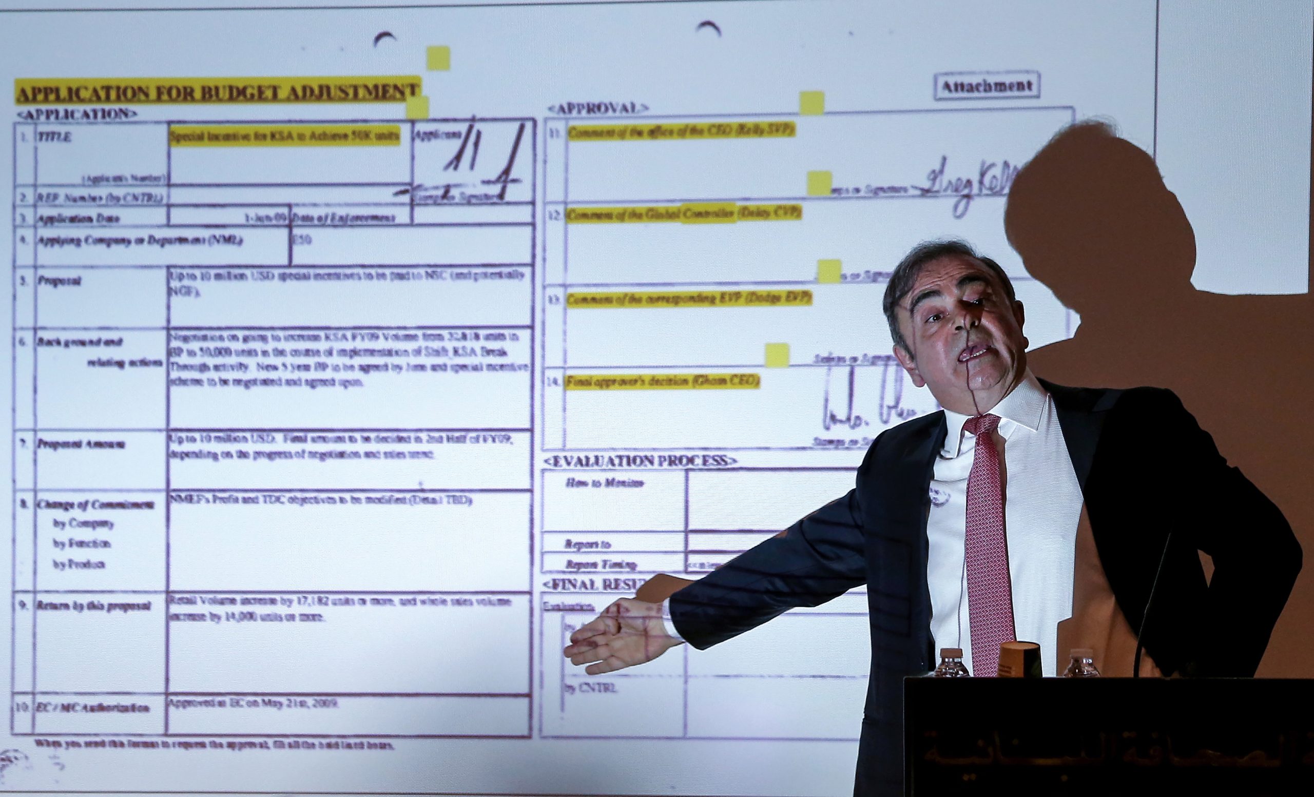 Compra de casas, uso privado de aviões da empresa e pagamentos indevidos a familiares. Nissan pede indemnização de 83 milhões de euros a ex-presidente Carlos Ghosn