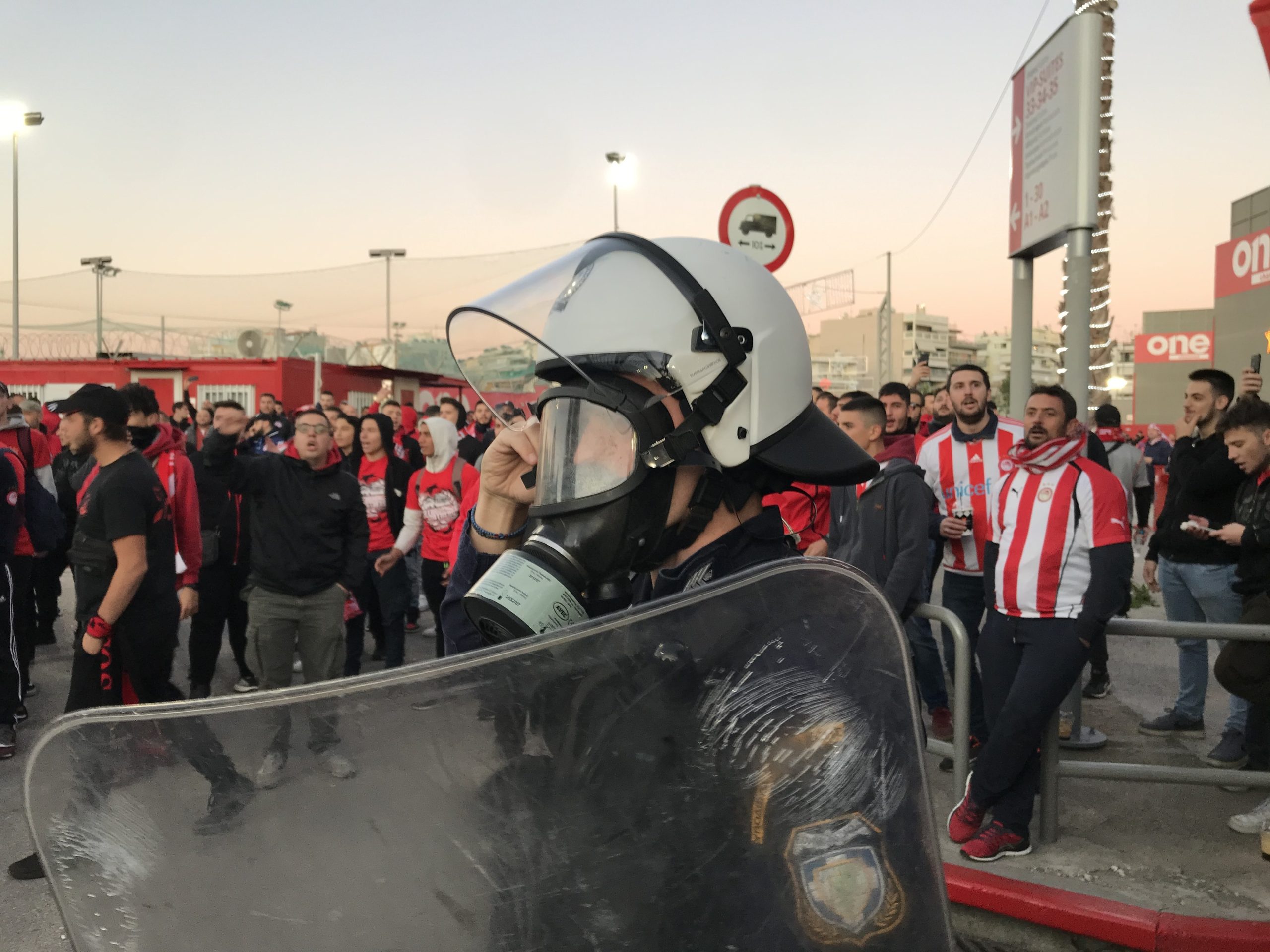 Olympiacos – PAOK: uma guerra que abriu com música dos Xutos & Pontapés, uma mensagem de paz e debaixo de fogo. E terminou com um recado em português