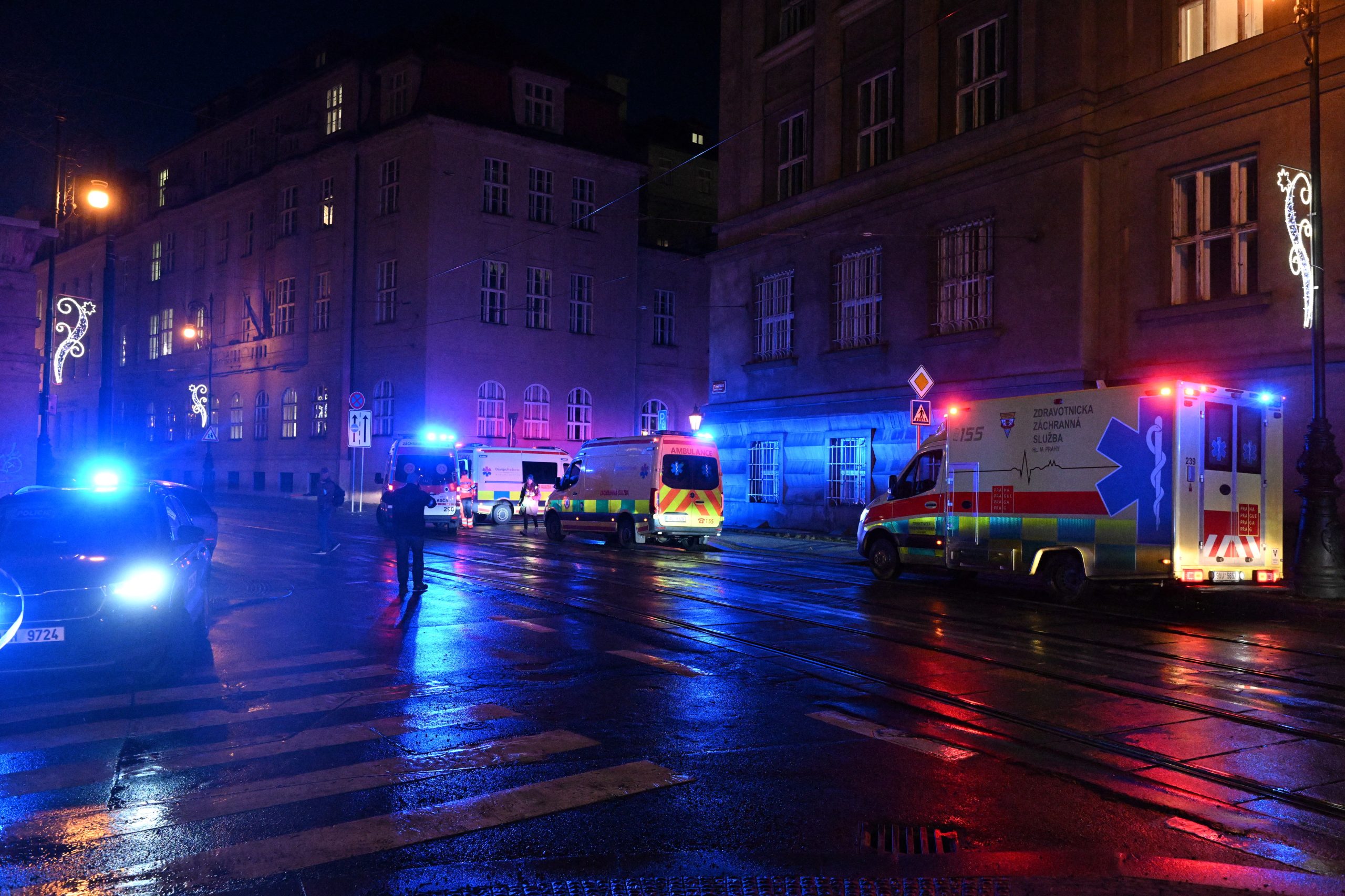Tiroteio numa universidade em Praga faz pelo menos 14 mortos e 25 feridos. Atirador foi abatido