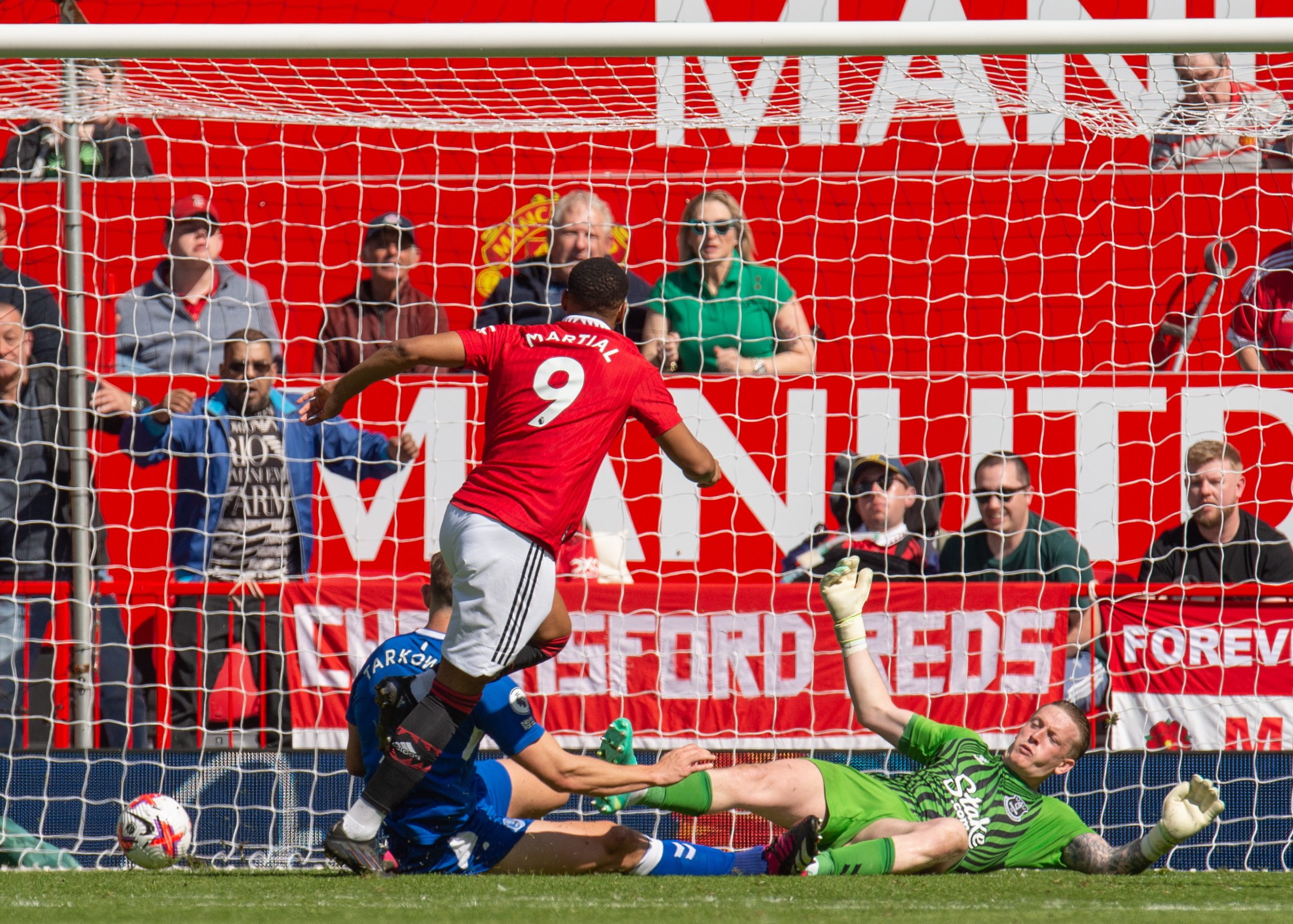 Golos de McTominay e Martial colocam Manchester United no terceiro posto da Liga inglesa