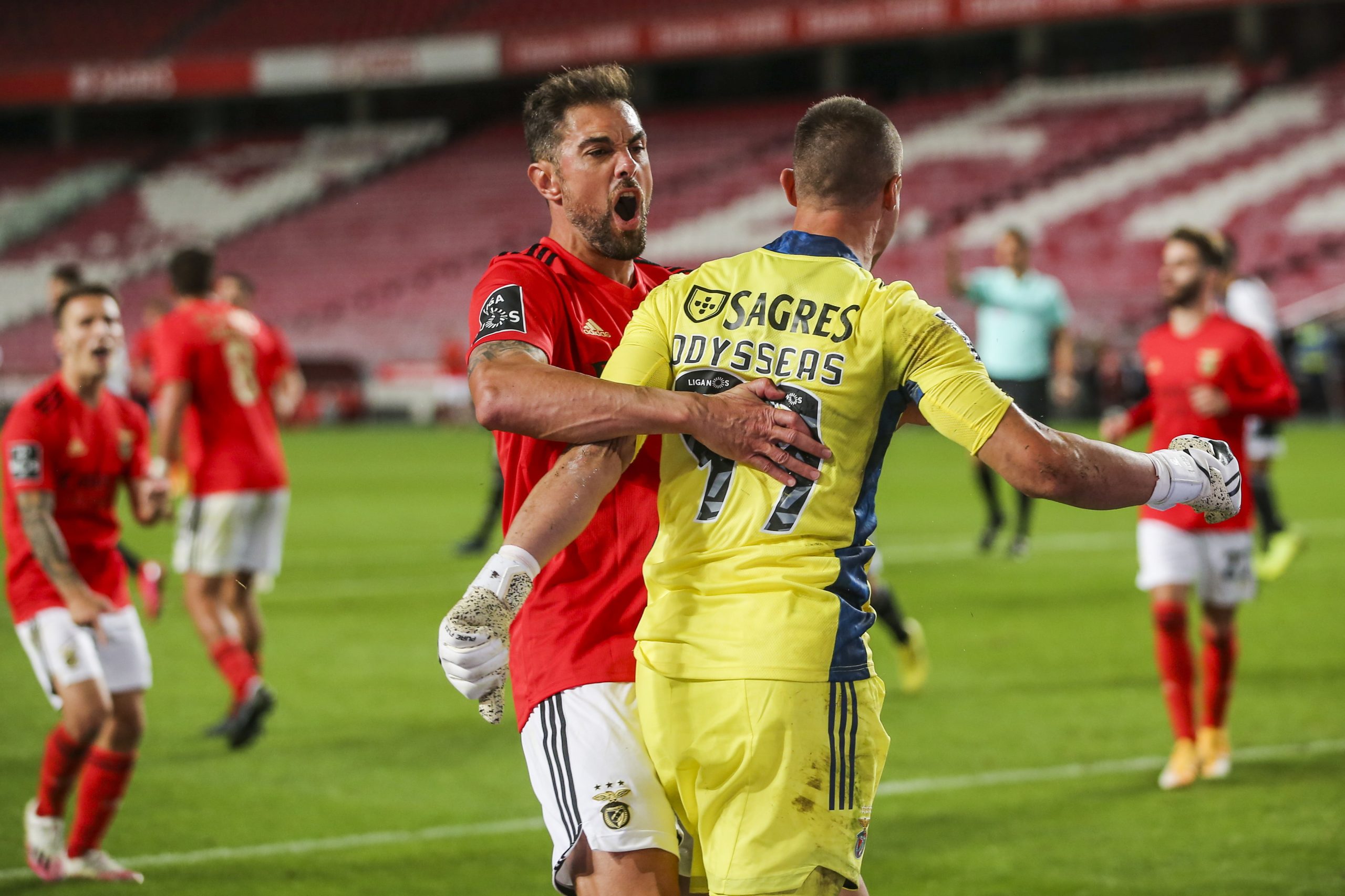 Benfica isola-se na liderança da I Liga ao vencer Farense em casa