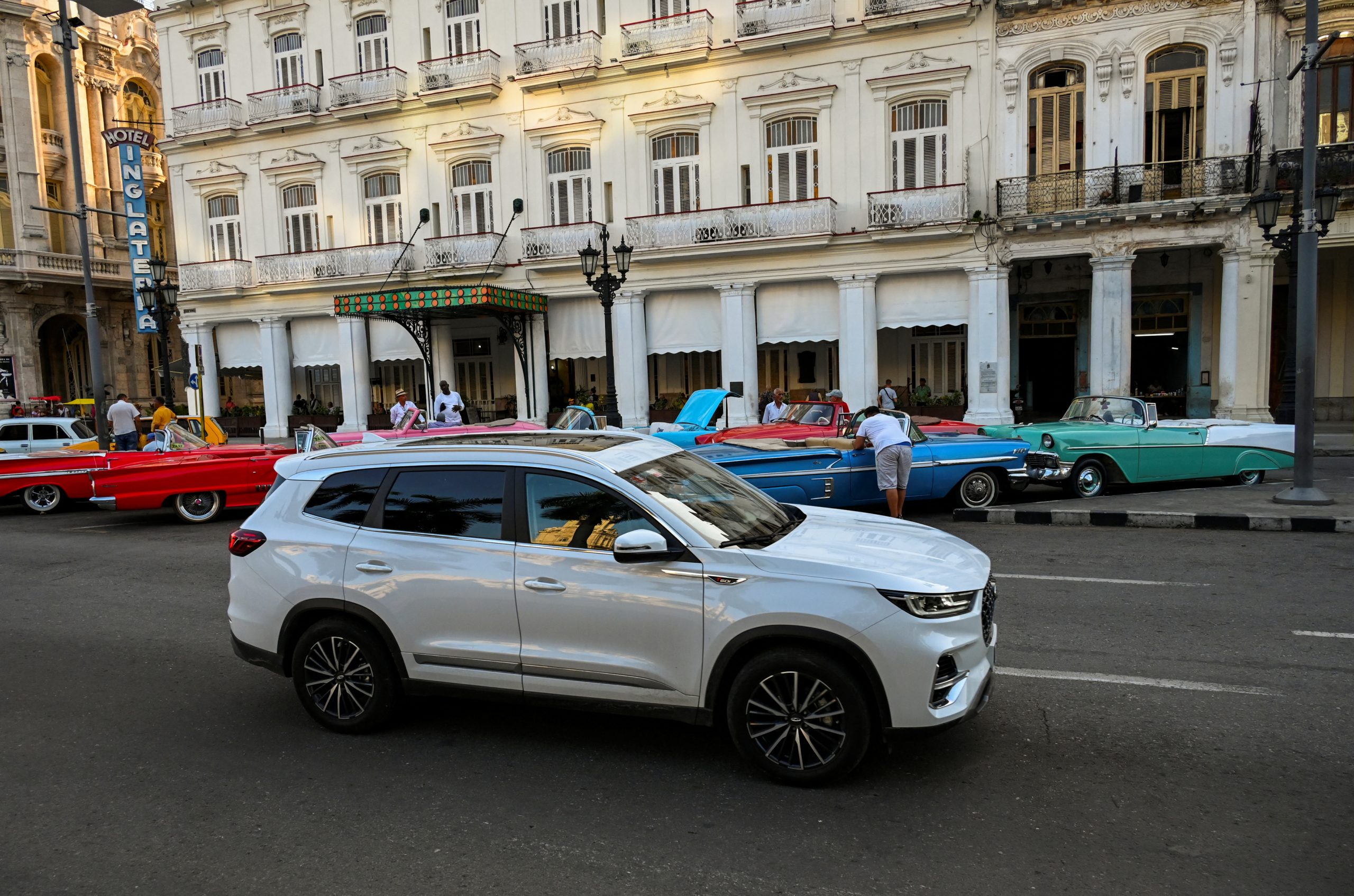 Cuba: Dos clássicos americanos dos anos 50 aos extravagantes Mercedes, Wrangler e até Tesla