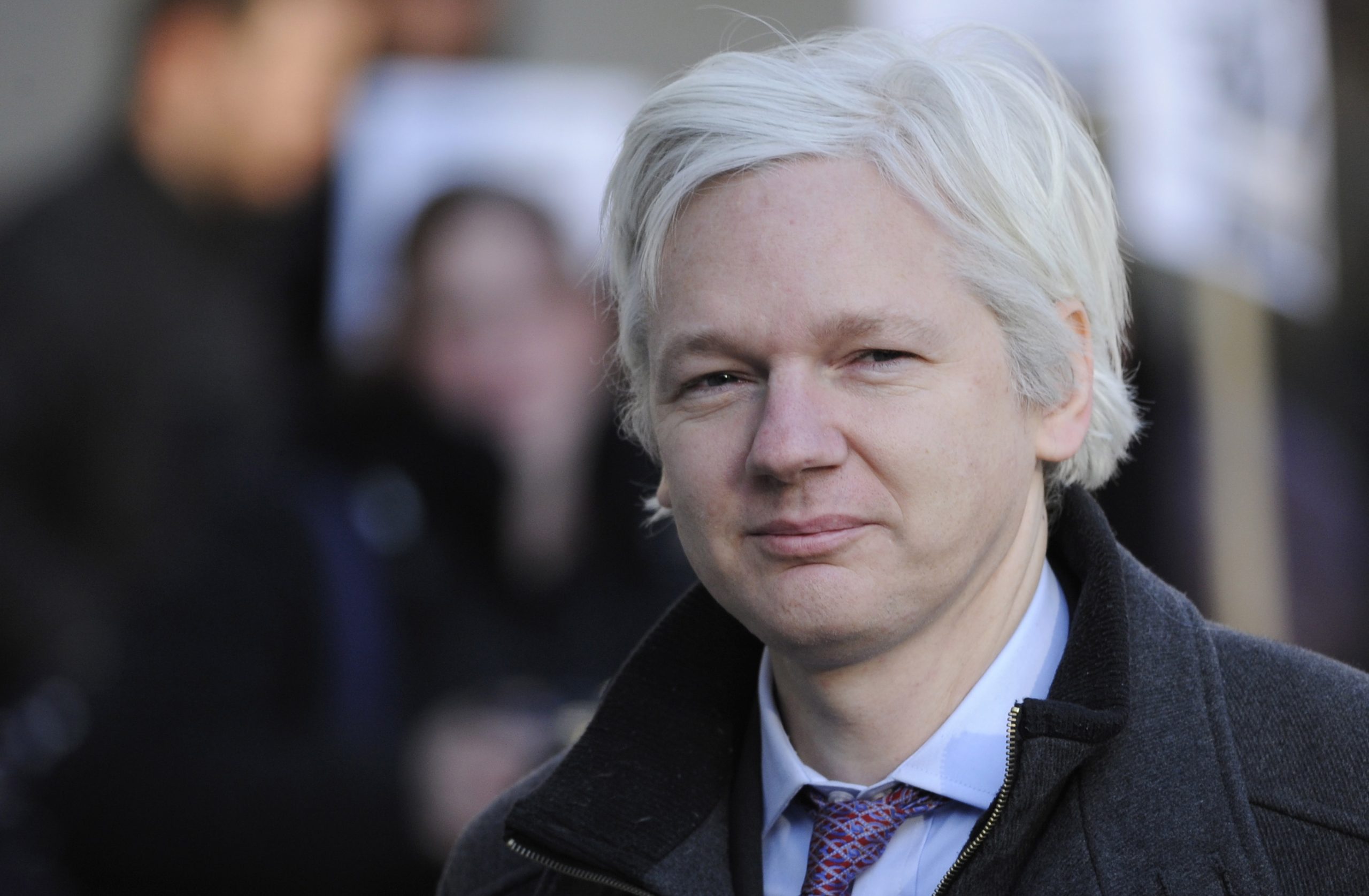 Detido no Reino Unido e a arriscar extradição para os EUA, Julian Assange vê esquerda francesa a pedir ao parlamento concessão de asilo político