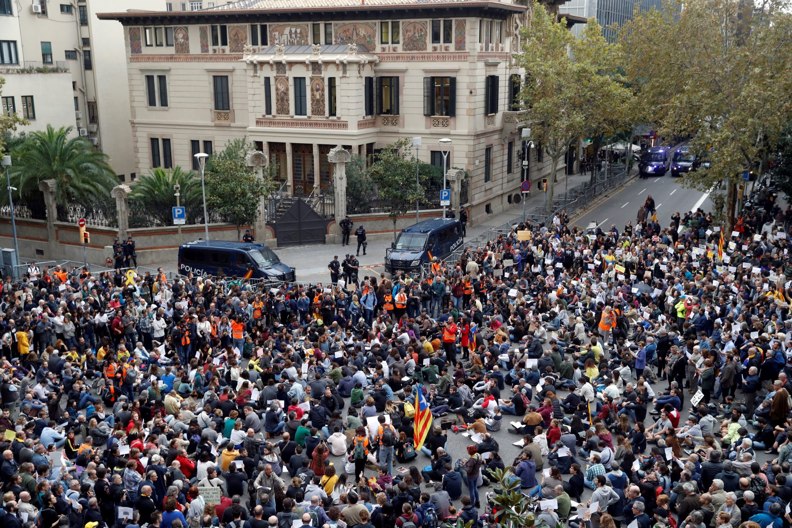 Centenas protestam em Barcelona enquanto Sánchez agradece à polícia