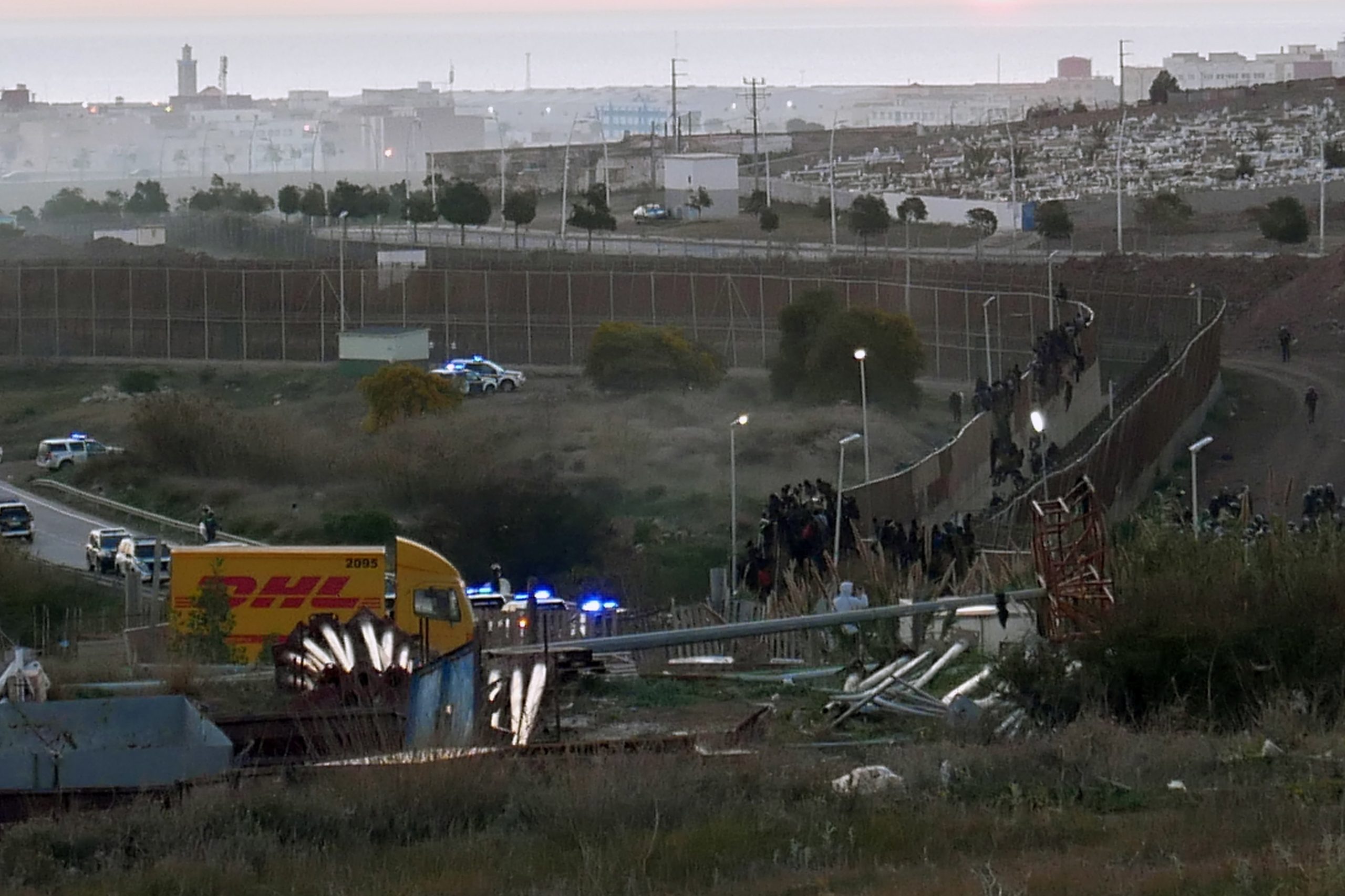 Mais de mil migrantes tentar saltar cerca entre Melilla e Marrocos