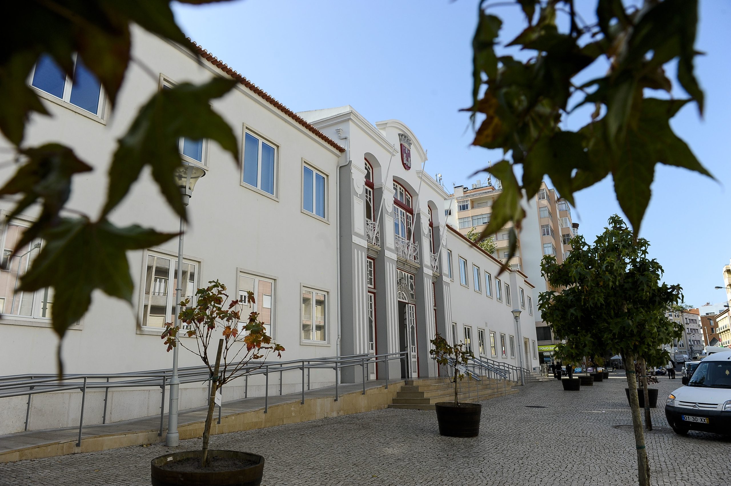 Homem com catana invade Câmara Municipal de Torres Vedras. Há quatro feridos