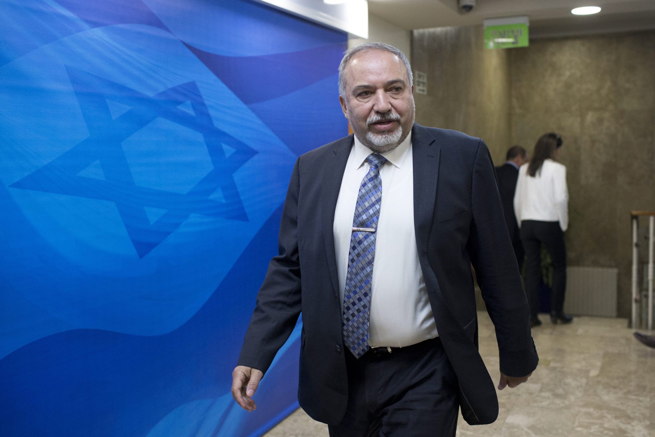 Ministro de Israel ameaça destruir sistema de defesa aérea sírio