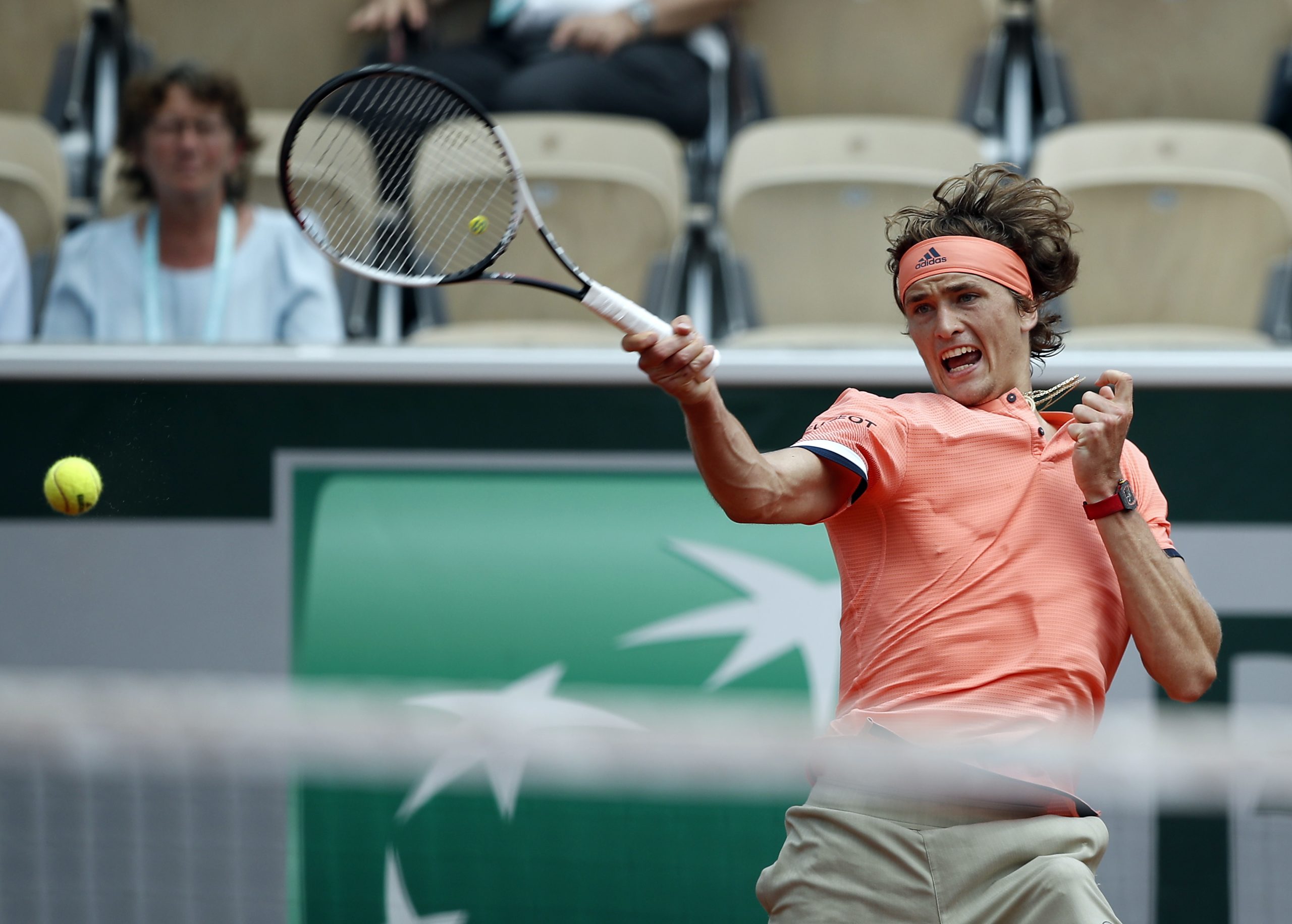 Alexander Zverev passa aos ‘quartos’ de final de Roland Garros