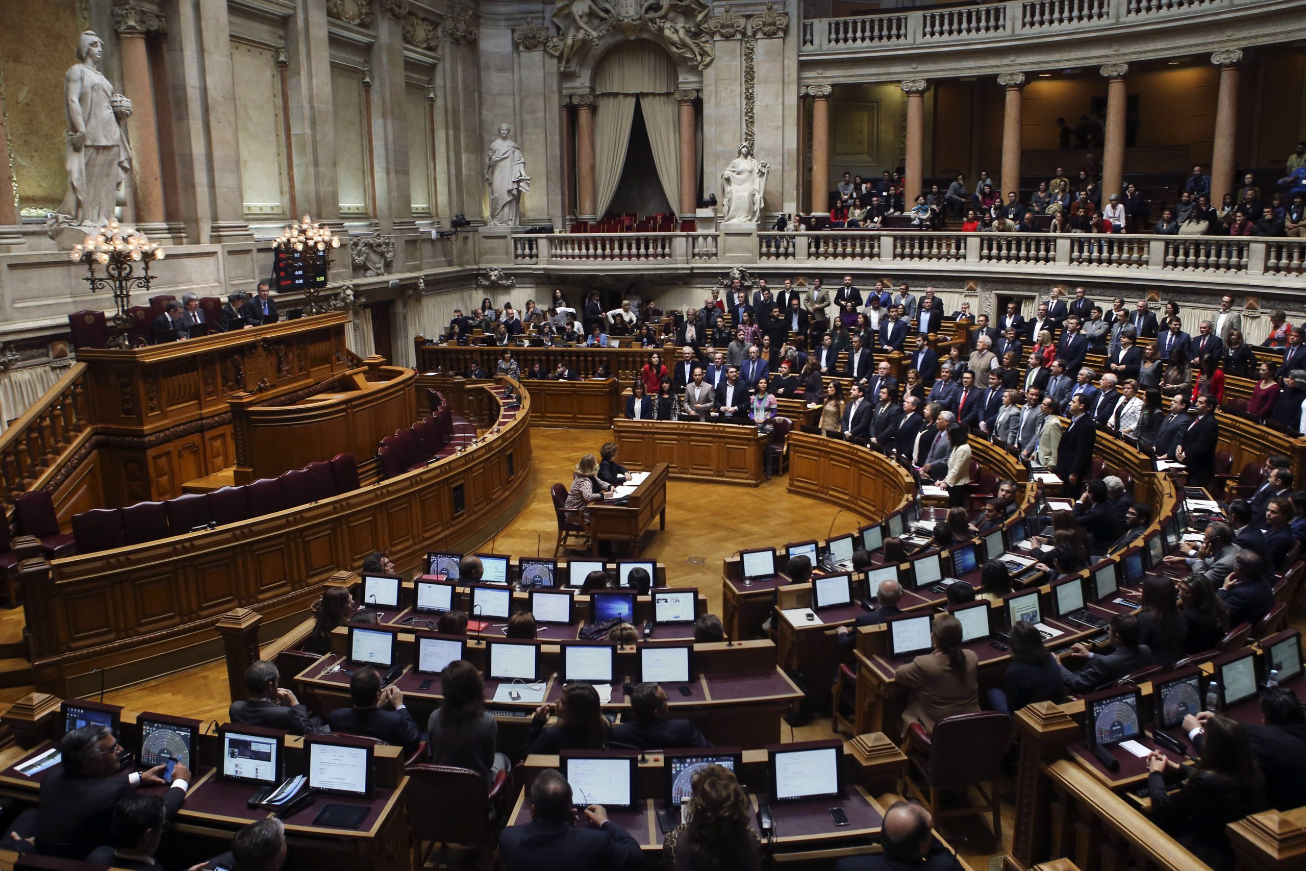 Conferência de líderes decide eventuais alterações a apoios a viagens de deputados das ilhas