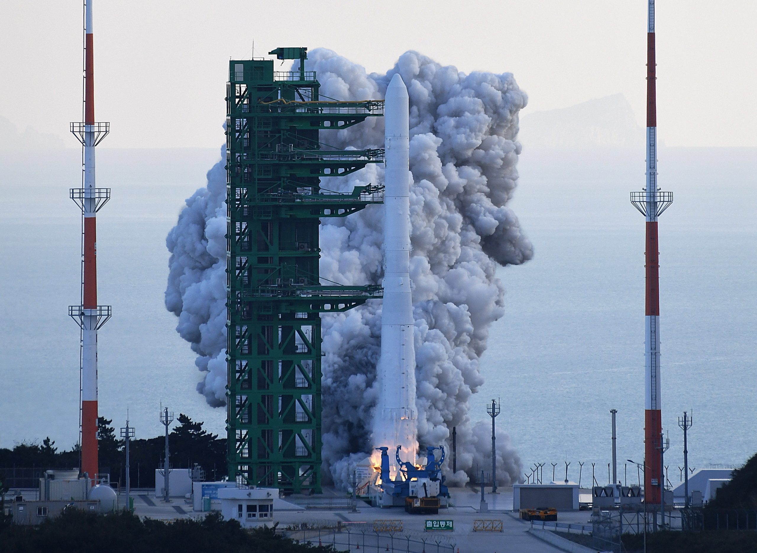 Coreia do Sul lança com êxito o seu primeiro foguetão espacial