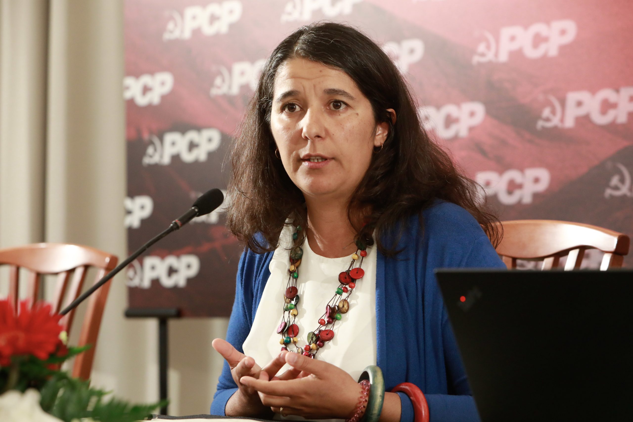 PCP pergunta a Metsola: “Não a incomoda que ande a assassinar a população e o povo da Ucrânia?”