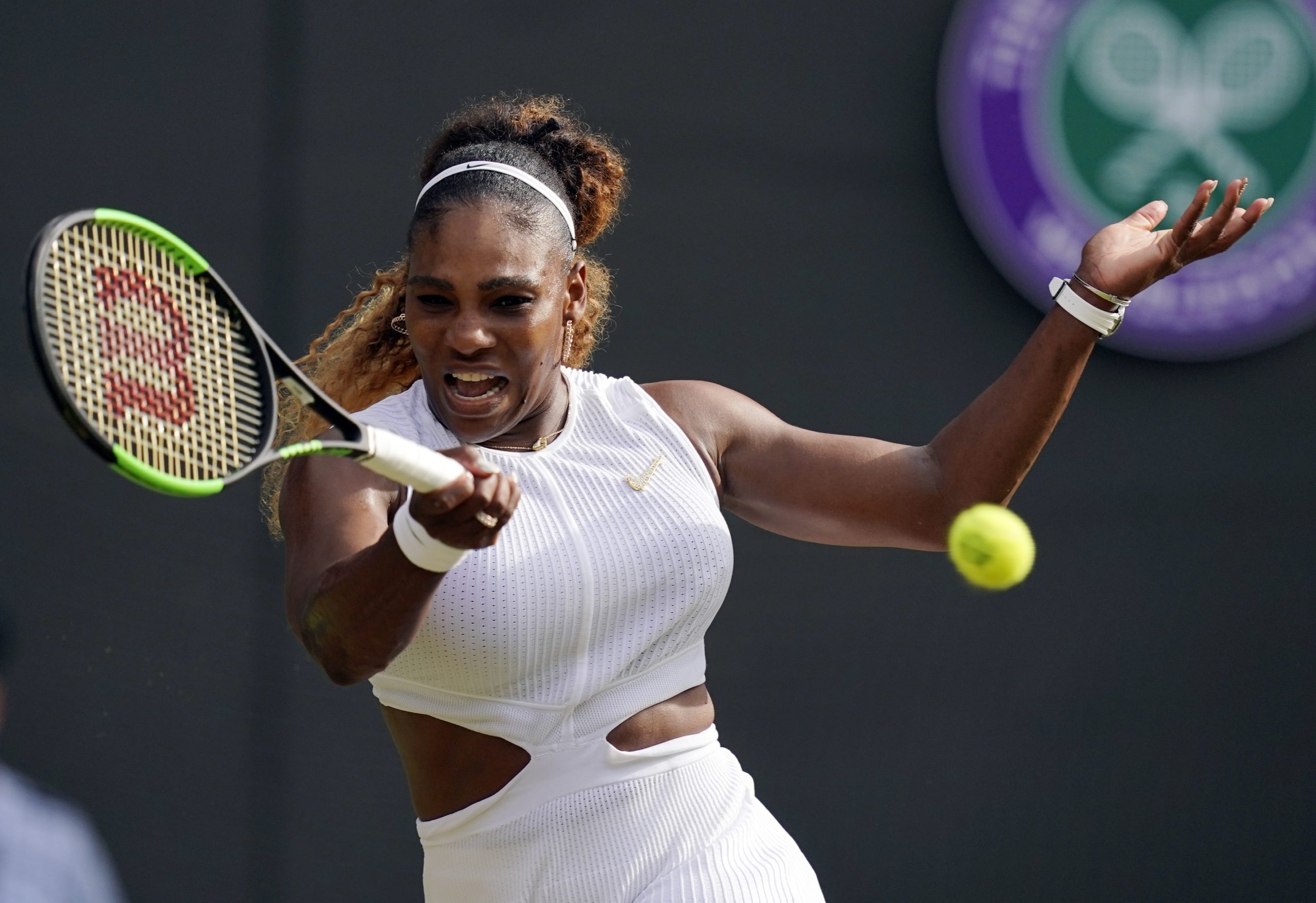 Serena Williams sofreu para ultrapassar jovem Kaja Juvan no torneio de Wimbledon