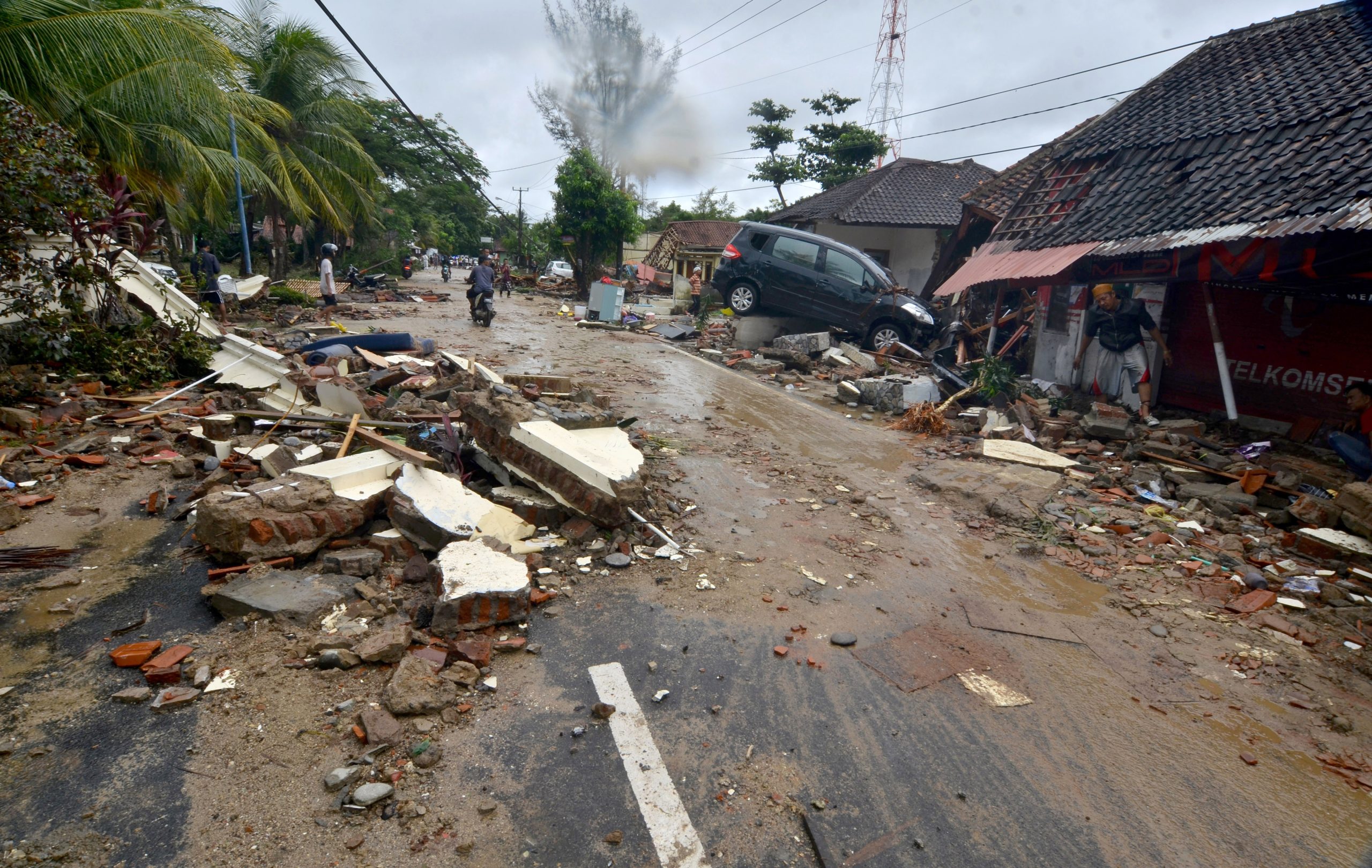 Novo balanço aponta para 420 mortos no tsunami da Indonésia