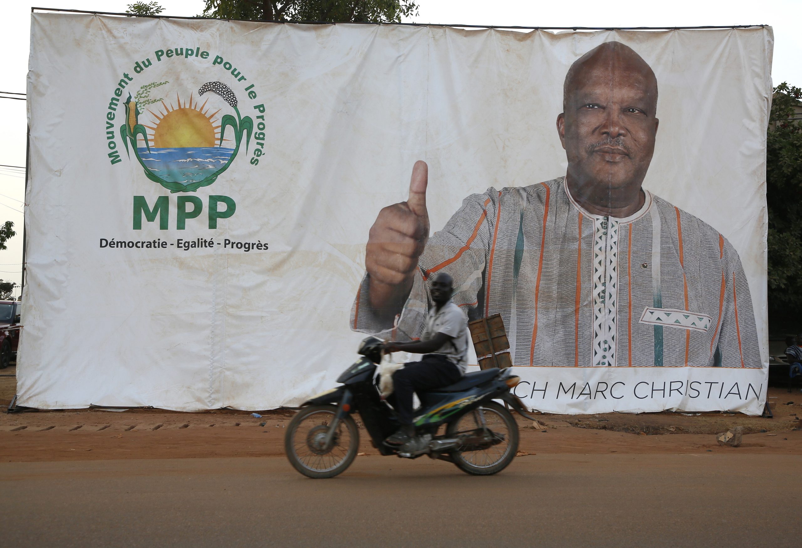 Várias assembleias de voto encerradas devido a ameaças no Burkina Faso