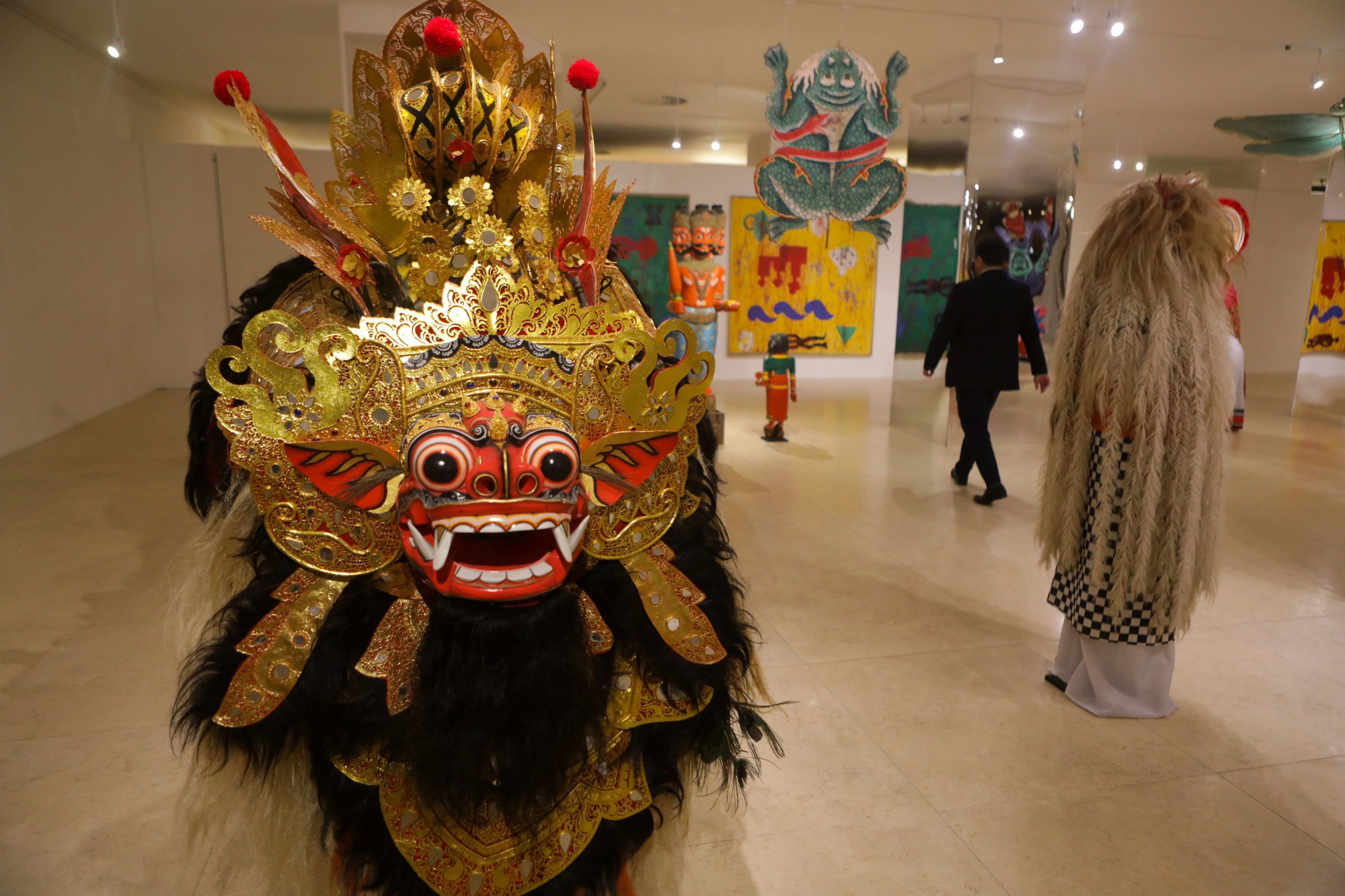 Peças do Museu do Oriente e obras de José de Guimarães em diálogo inédito