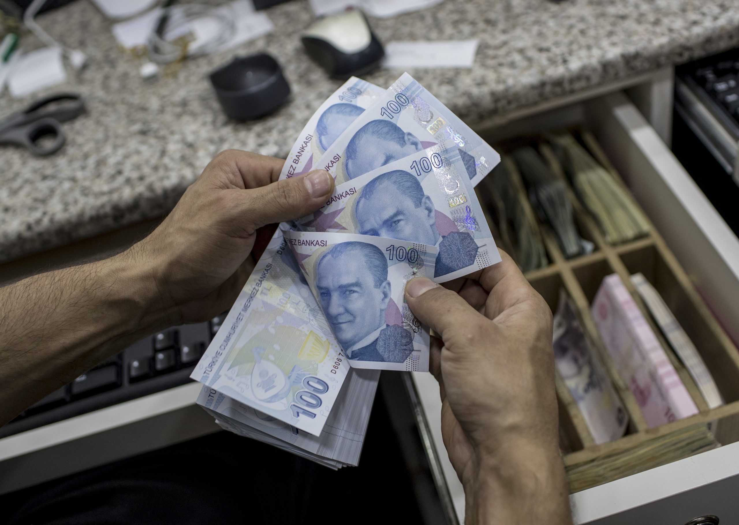 Erdogan apela à população para trocar divisas estrangeiras por liras turcas e denuncia “guerra económica”