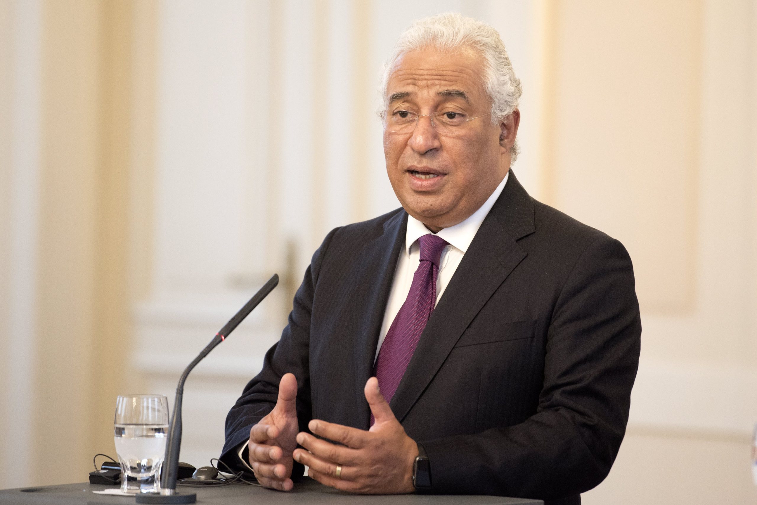 Costa reúne-se hoje com o Presidente de Angola logo após chegar a Davos