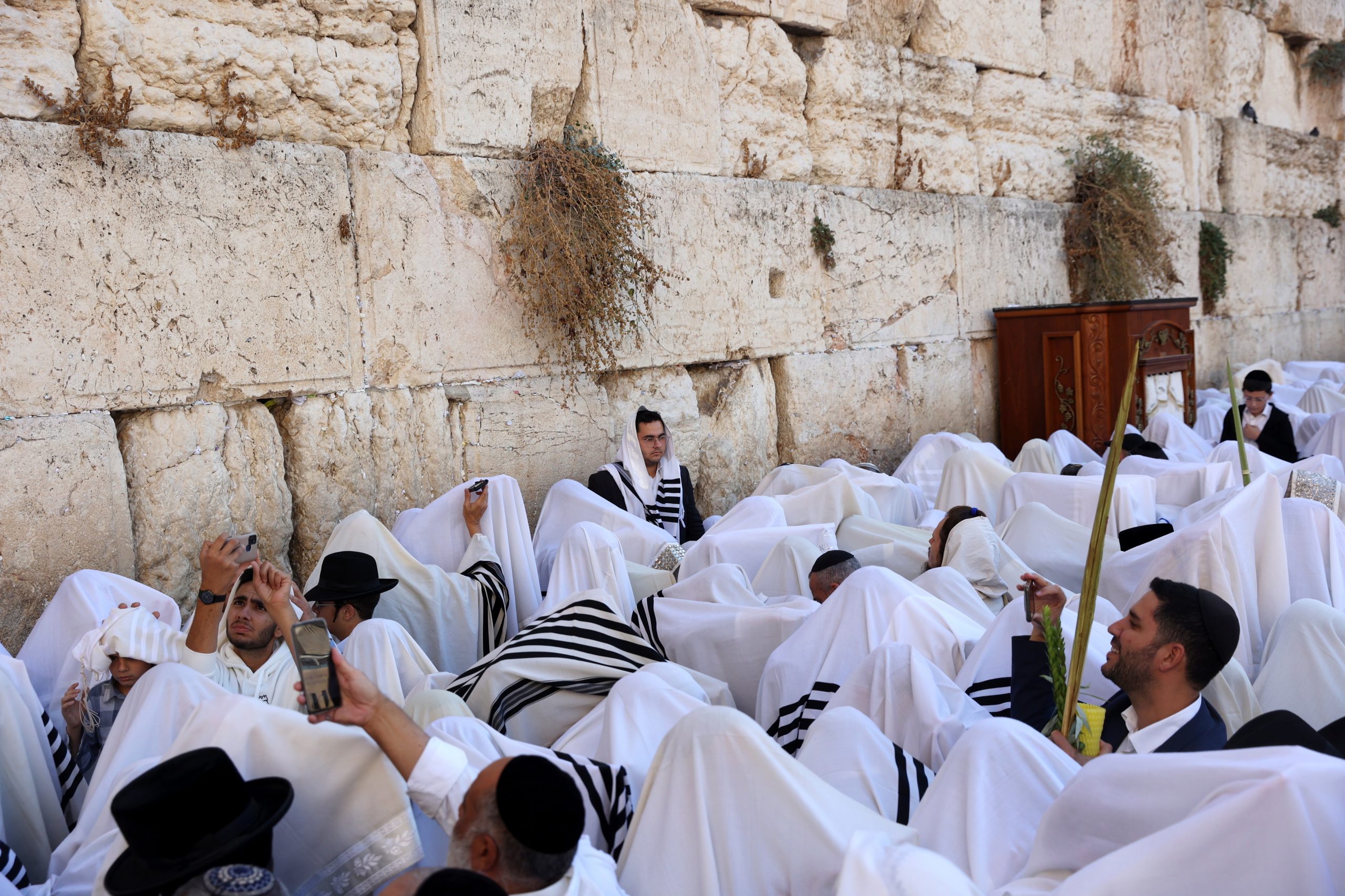 Dezenas de milhares de judeus reúnem-se em Jerusalém para bênção. É um ritual com mais de 2.500 anos