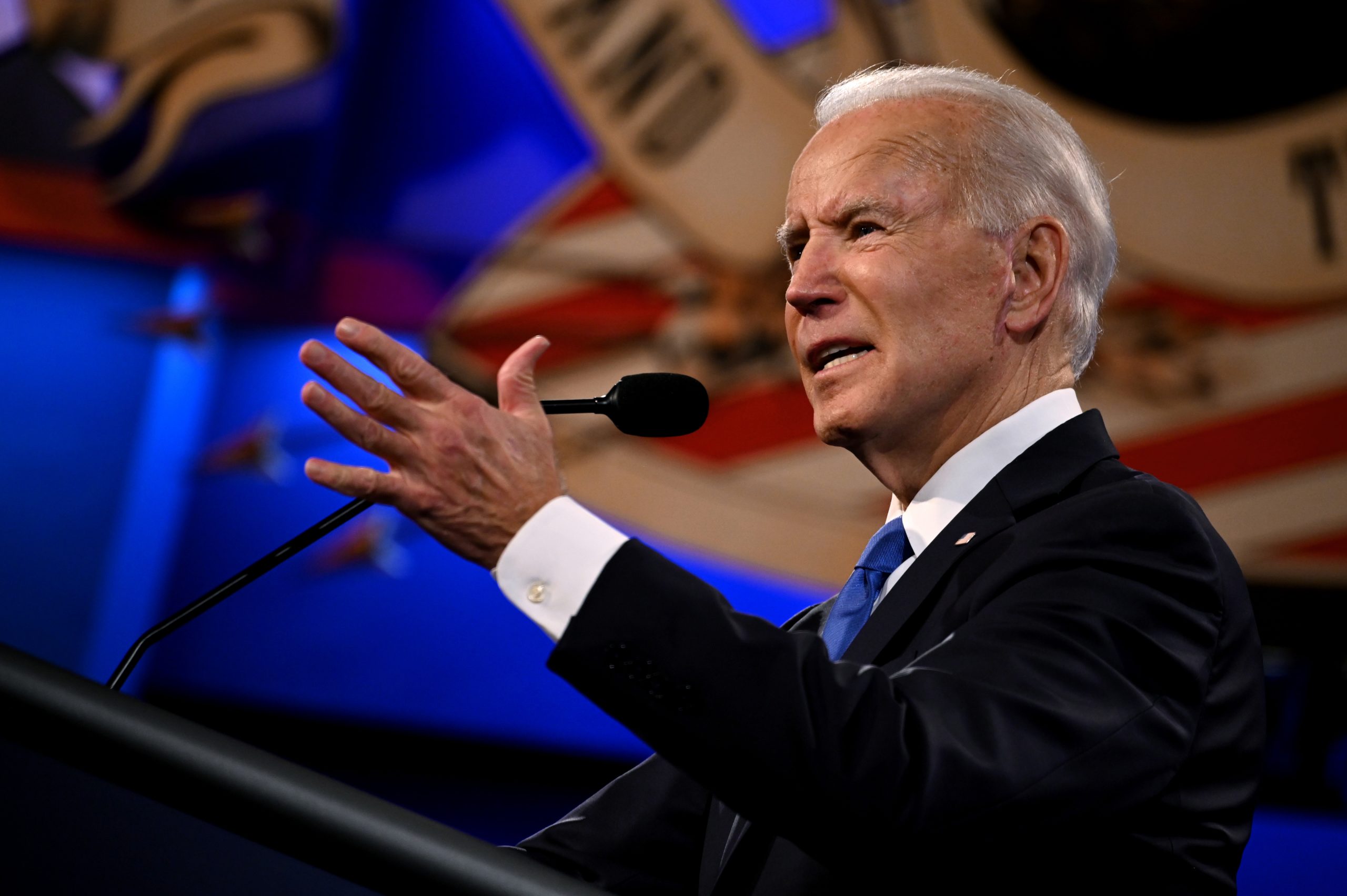 Joe Biden quer reforçar economia apesar da explosão de casos de covid-19
