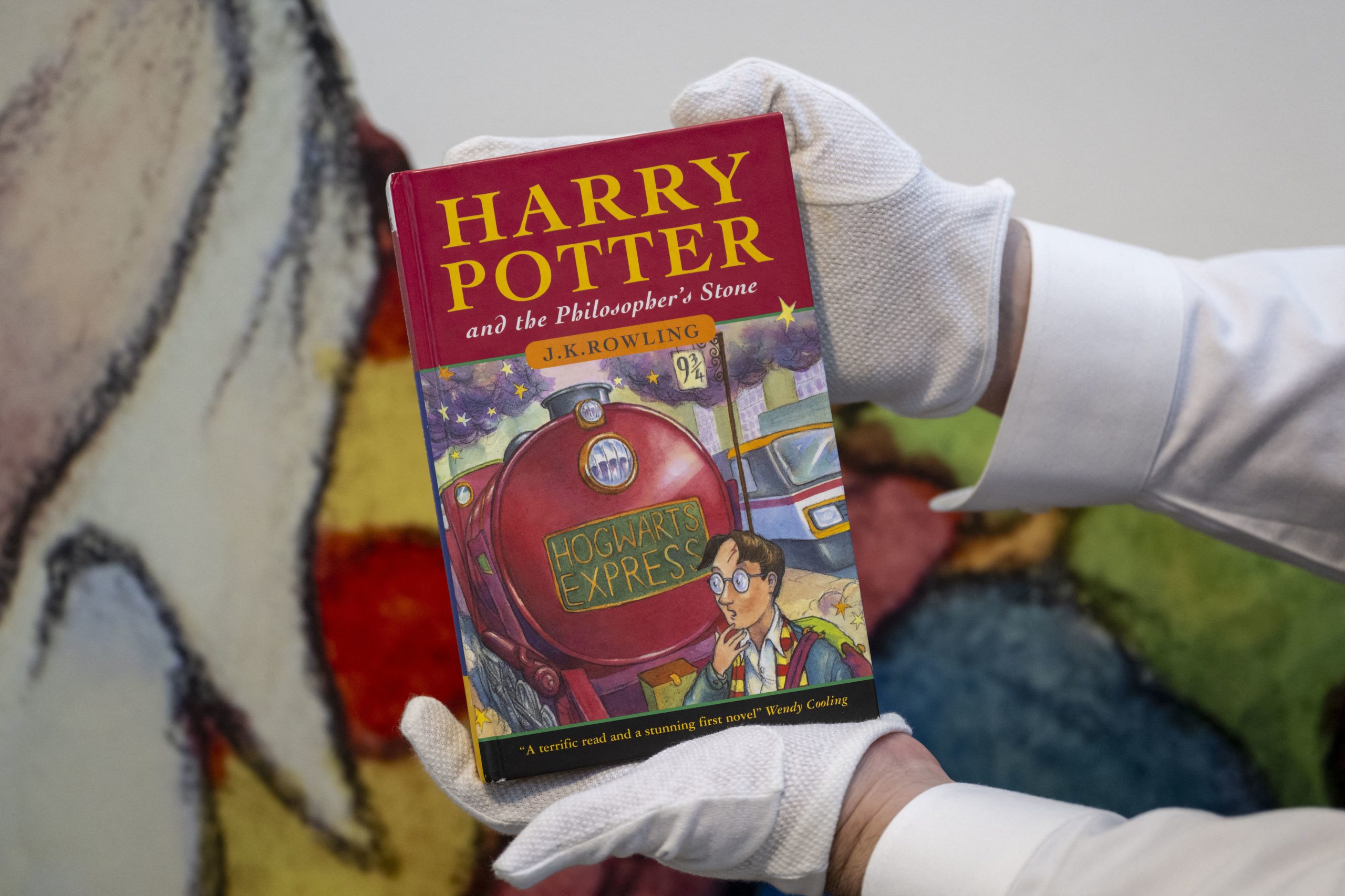 Primeira edição de “Harry Potter e a Pedra Filosofal” vendida em leilão por 25 mil euros