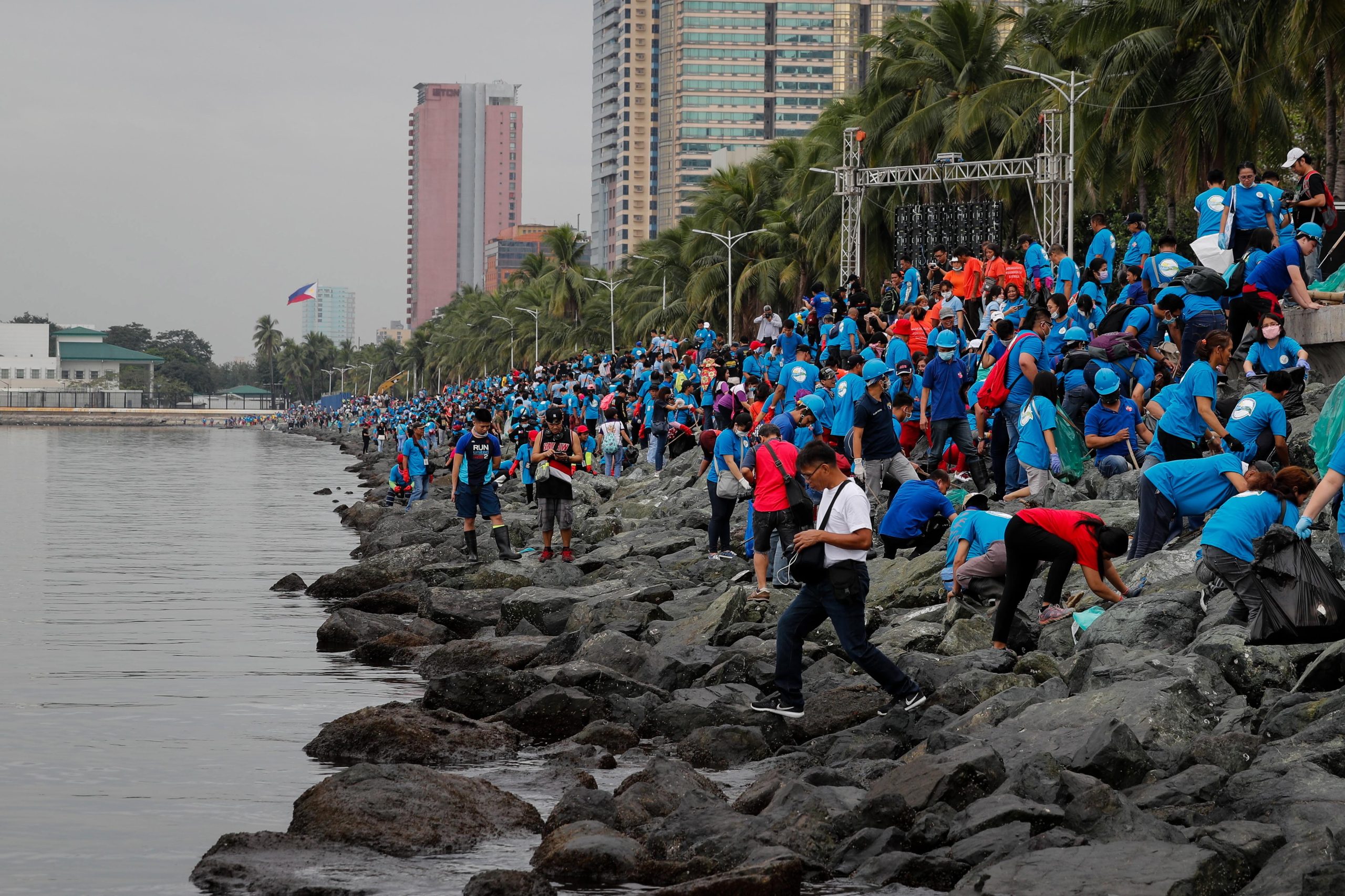 Cerca de 5.000 pessoas limpam a poluída baía de Manila nas Filipinas
