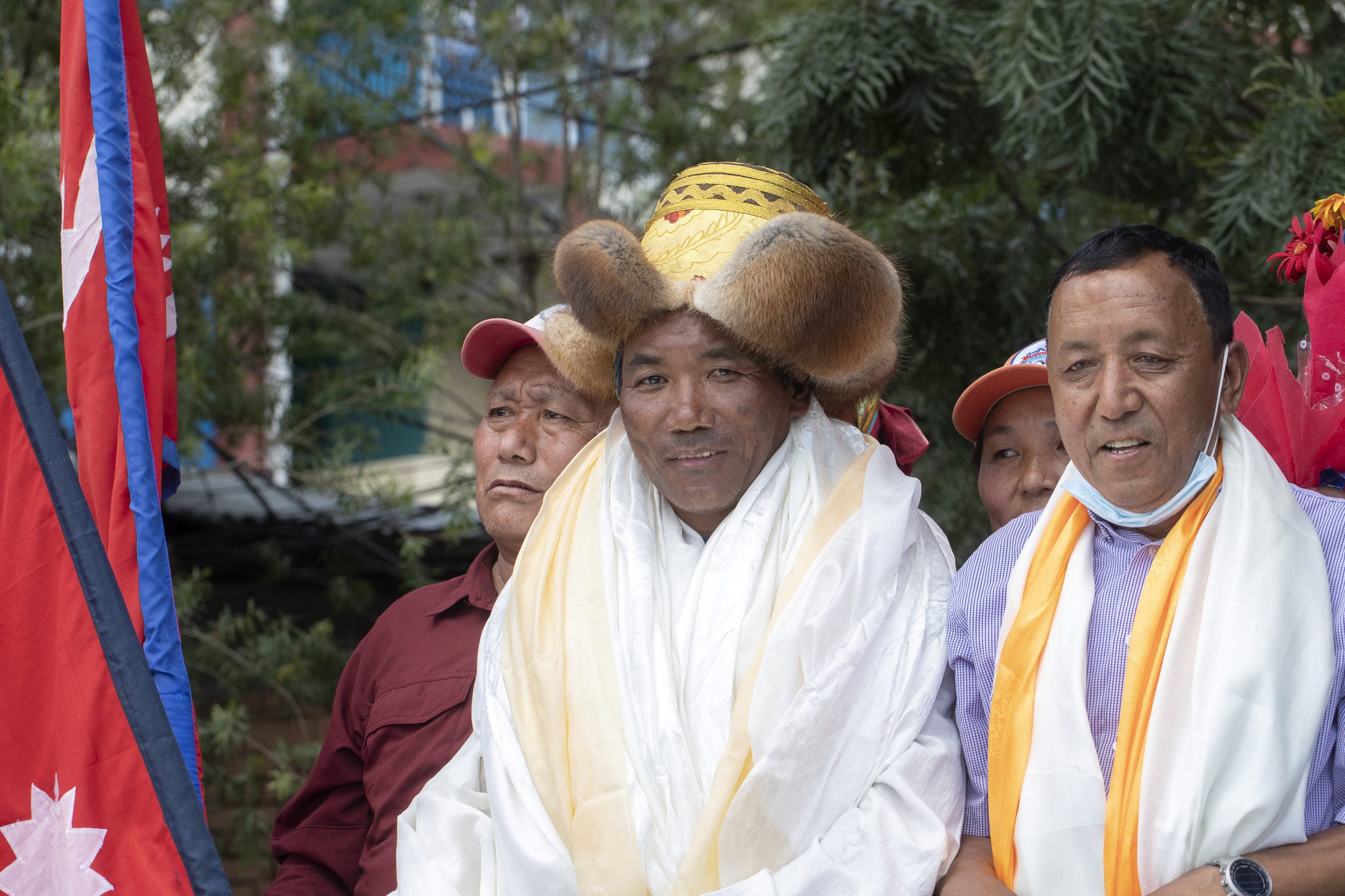 Alpinista nepalês garante novo recorde: Pela 27.ª vez sobe ao cume do Evereste