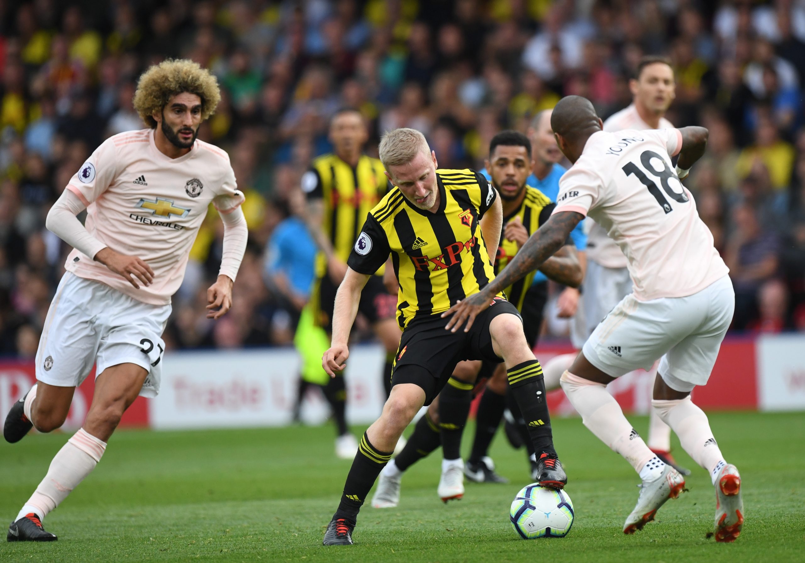 Manchester United vence 2-1 em casa do Watford, Liverpool e Chelsea líderes