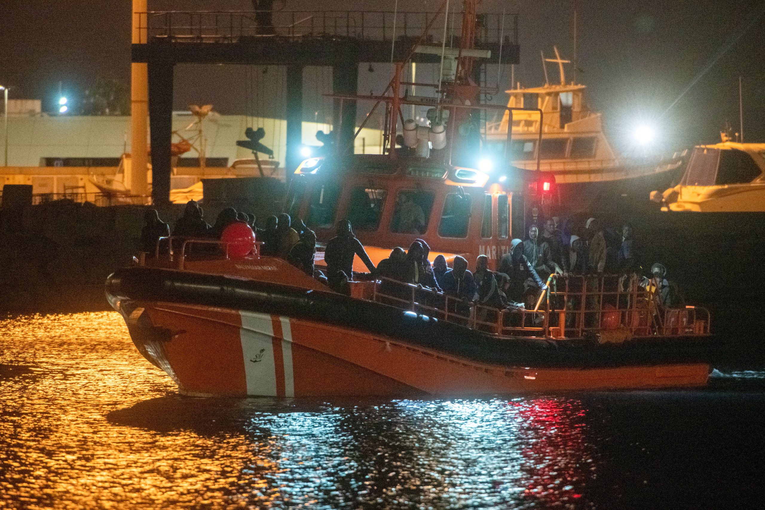 Pelo menos 235 migrantes resgatados ao largo das Ilhas Canárias