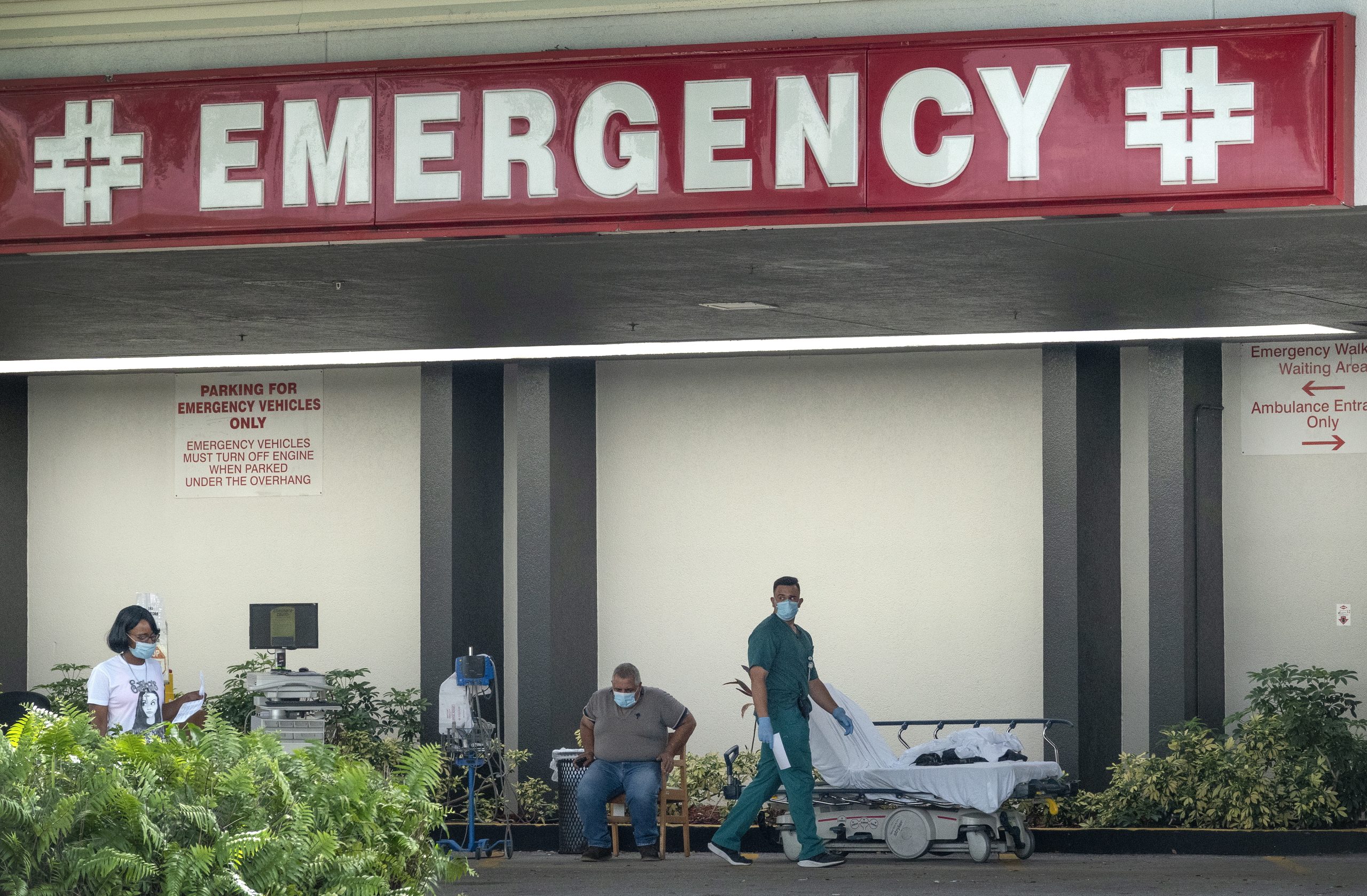 Na Florida, epicentro da pandemia nos Estados Unidos, a tempestade Isaías obriga a fechar centros de testes