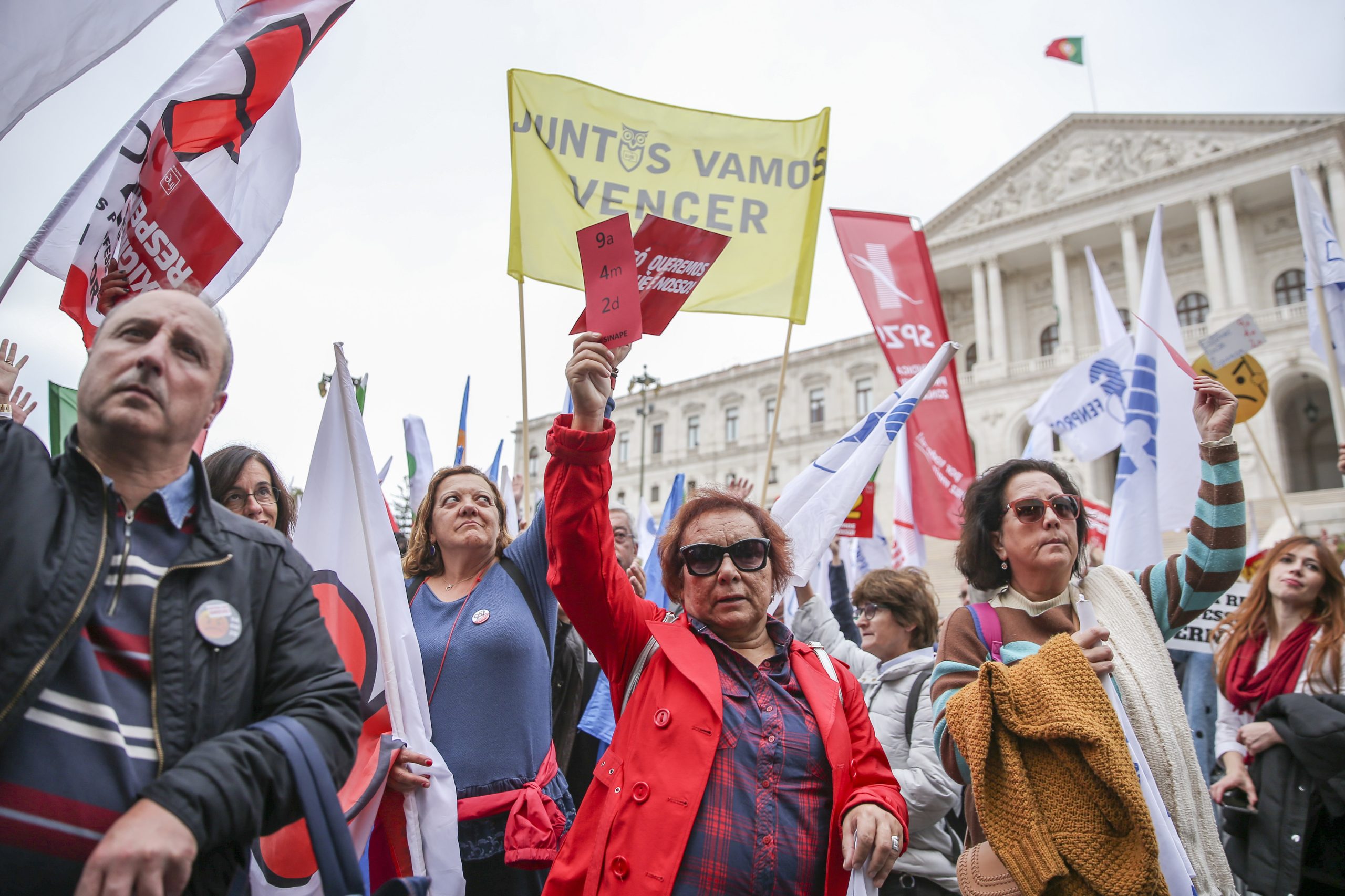 Governo espera cinco dias para retomar processo legislativo sobre professores