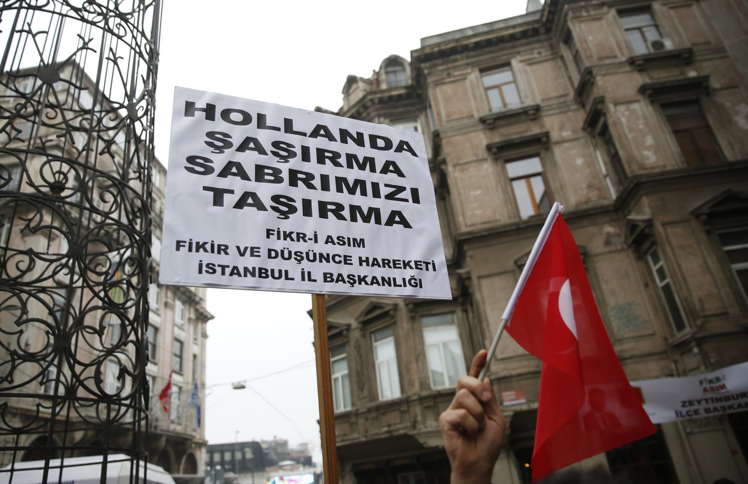 Missões diplomáticas holandesas na Turquia encerradas por segurança