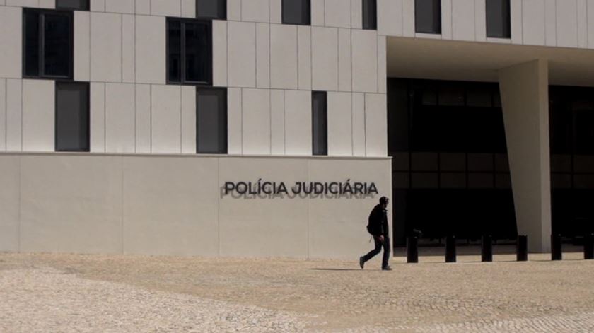 Homem detido por burla informática com cartões de crédito de terceiros