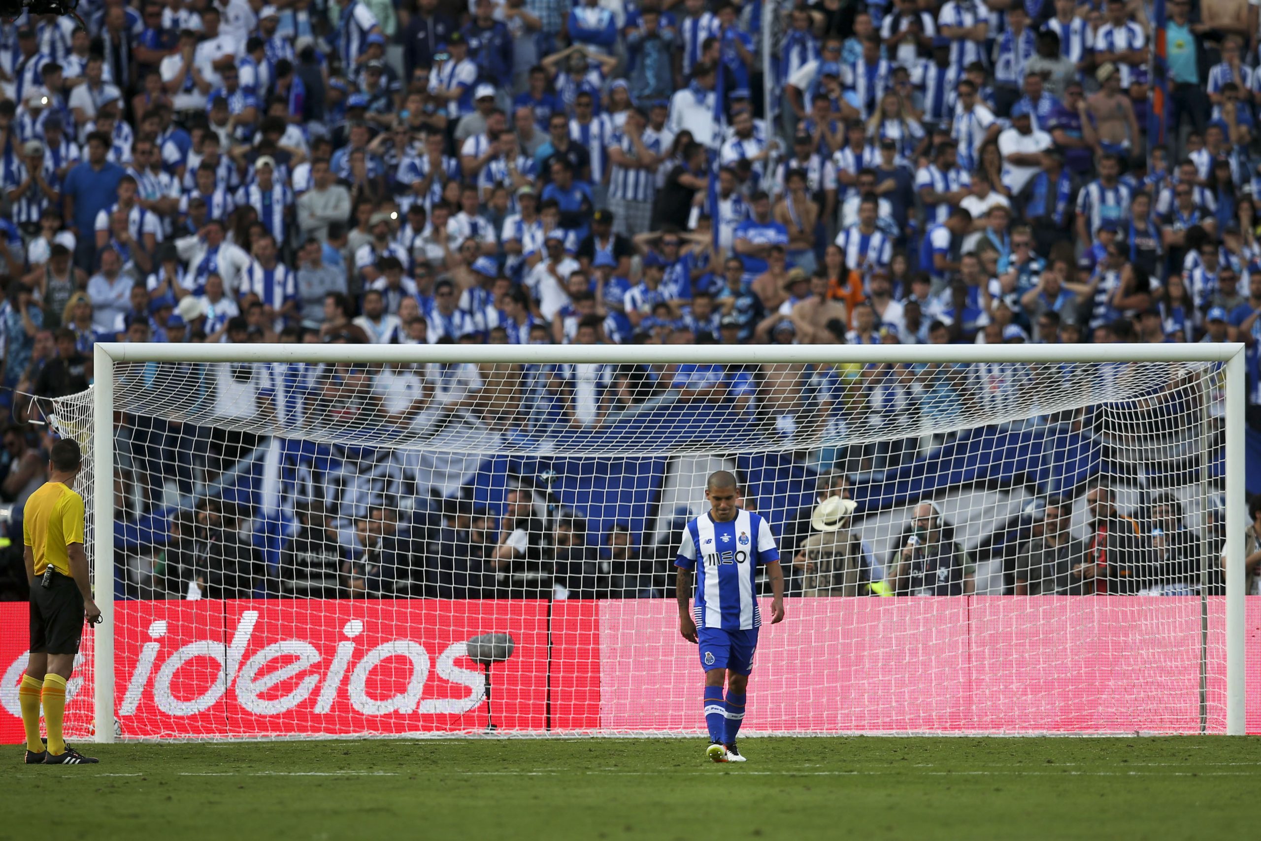 Maxi Pereira suspenso por um jogo