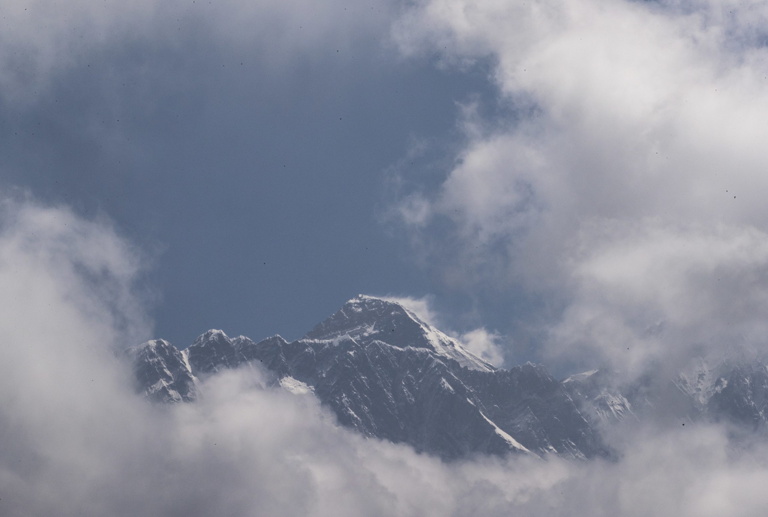 China cancela acessos ao Everest a poucas semanas do início da temporada mais procurada por alpinistas